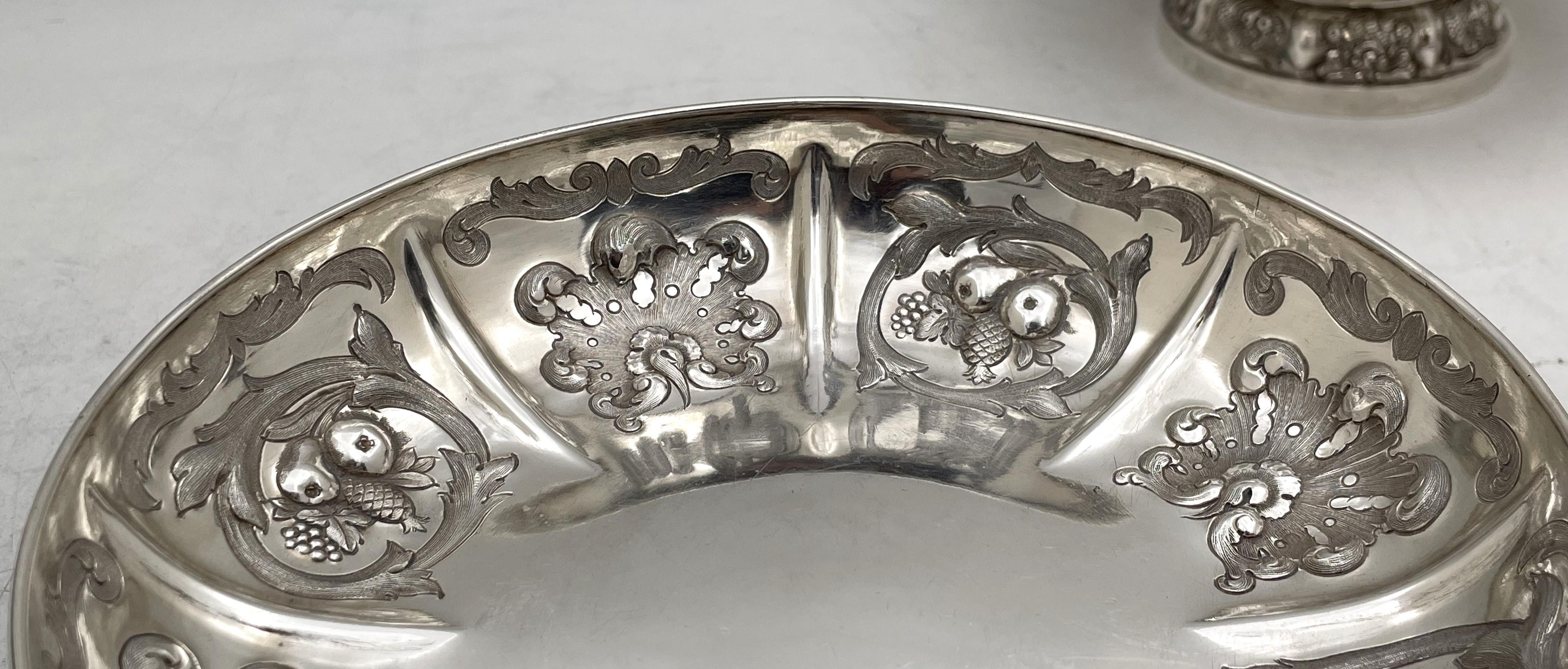 Pair of Garrard English Crown Jeweler Sterling Silver 1825 Footed Bowls/ Dishes In Good Condition For Sale In New York, NY