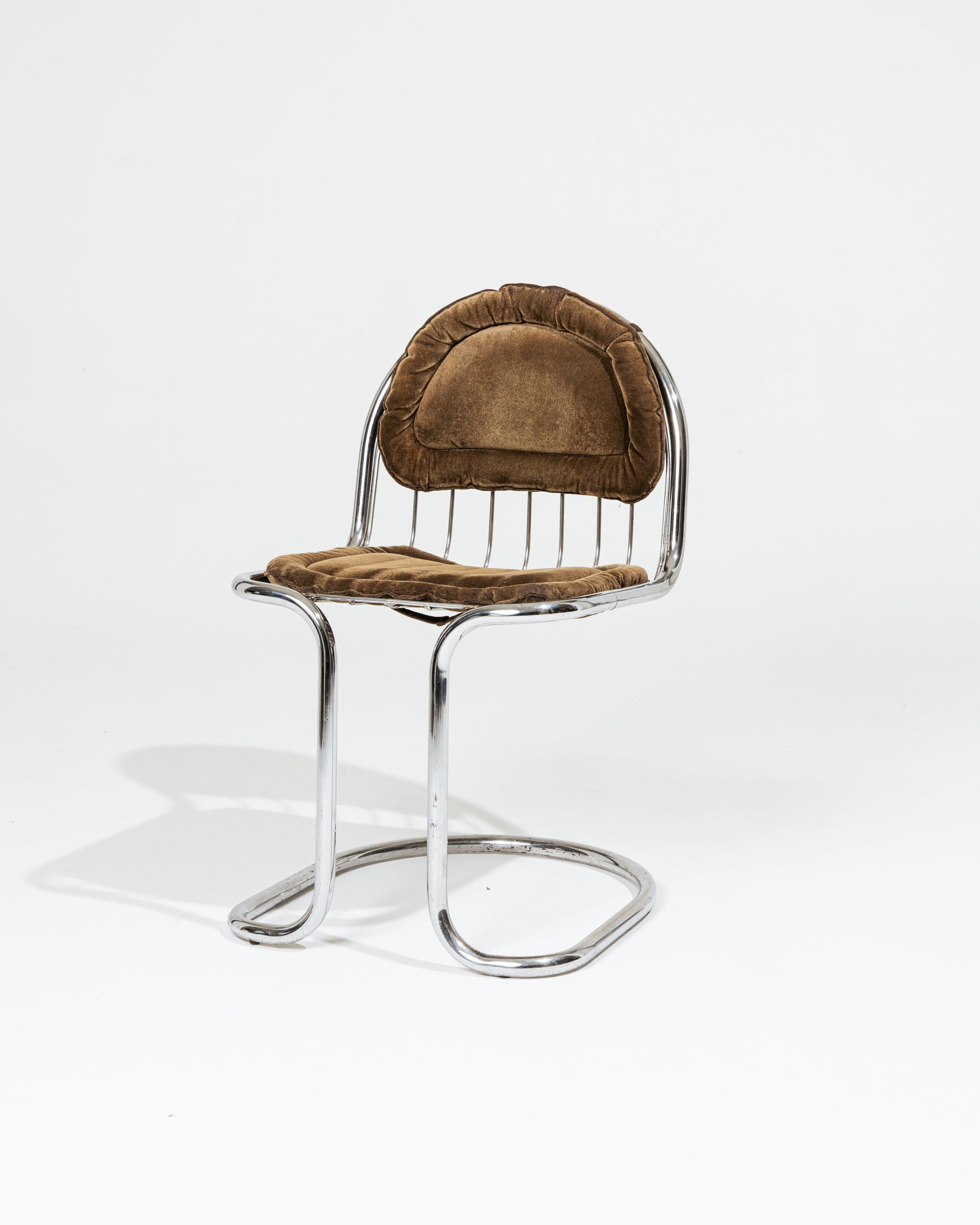 Pair of metal and velvet chairs designed by Gastone Rinaldi for RIMA in the 1970s. Their chrome-plated wire and tubular steel frame gives them a modern and light silhouette, typical of the 1970s aesthetic. The velvet shows some signs of use, and