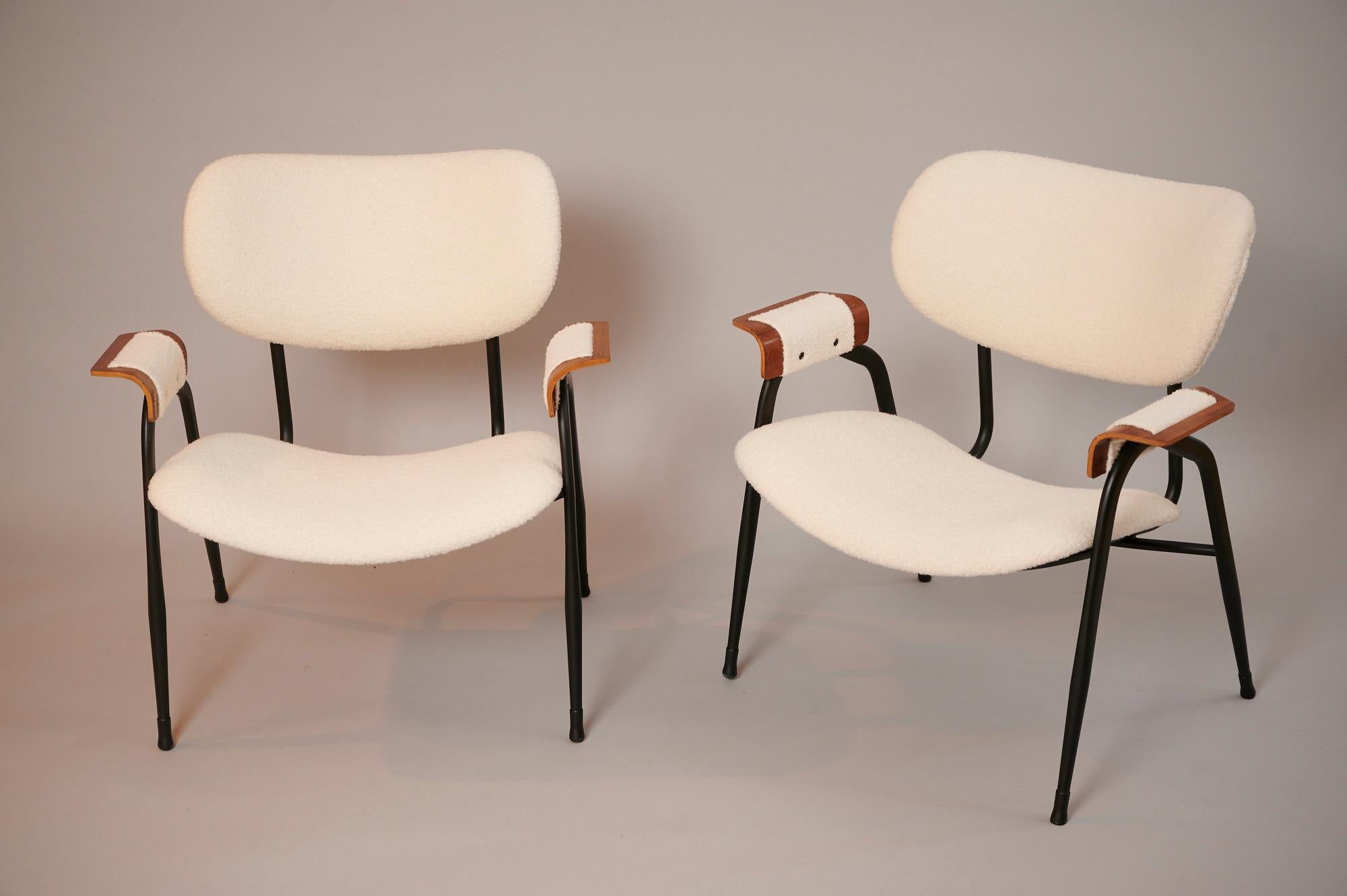 A pair of restored and re upholstered Gastone Rinaldi chairs. Italy c1950.

Ivory Kvadrat Boucle fabric with plywood arm rests, black painted metal legs.

Very chic and well designed 1950s chairs.