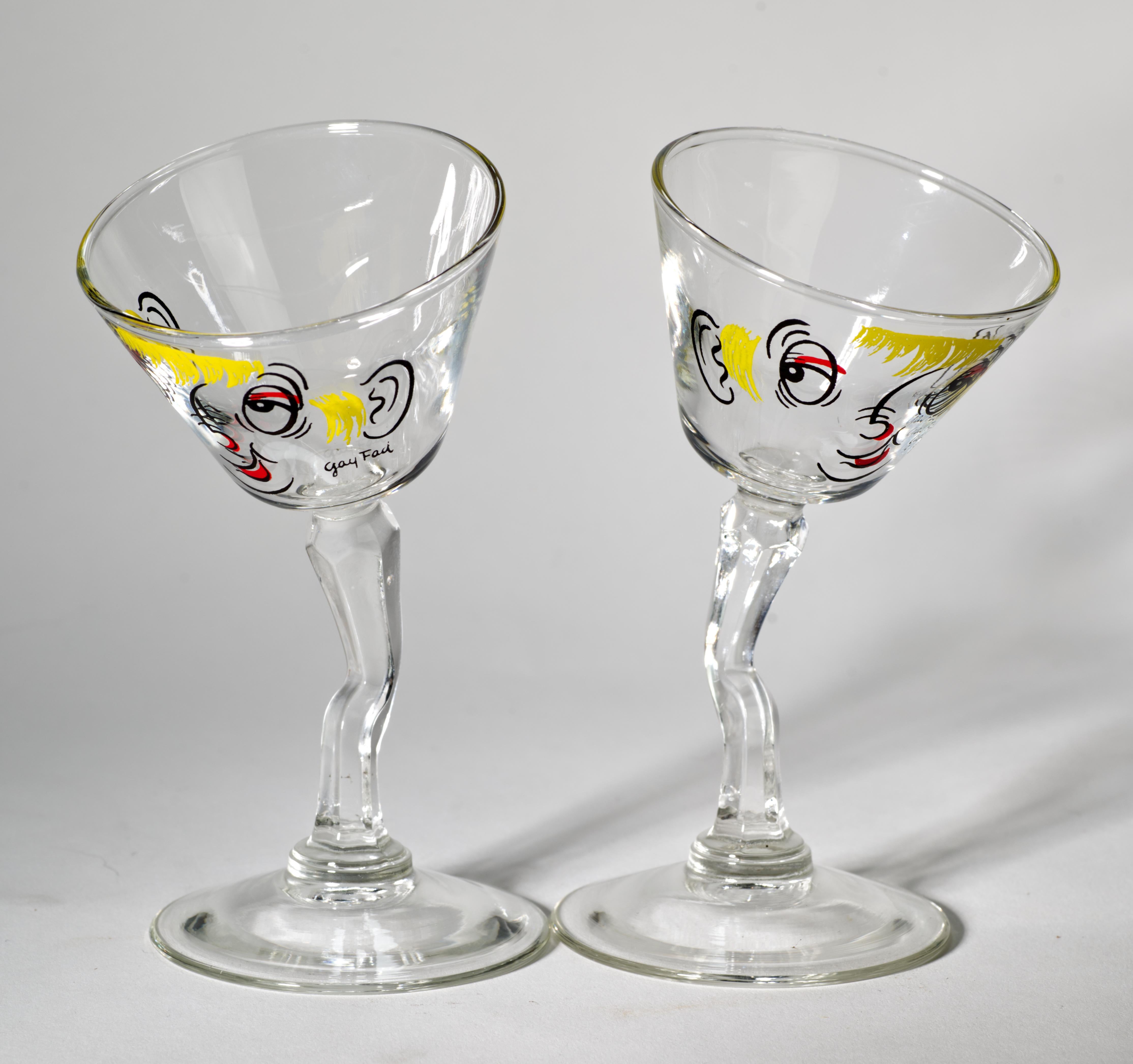  Los juguetones vasos transparentes con el tallo doblado están decorados a mano con cómicas caras decoradas a mano que parecen haber bebido un poco más de la cuenta. Las gafas están firmadas con el logotipo de Gay Fad Studio en el lateral de la