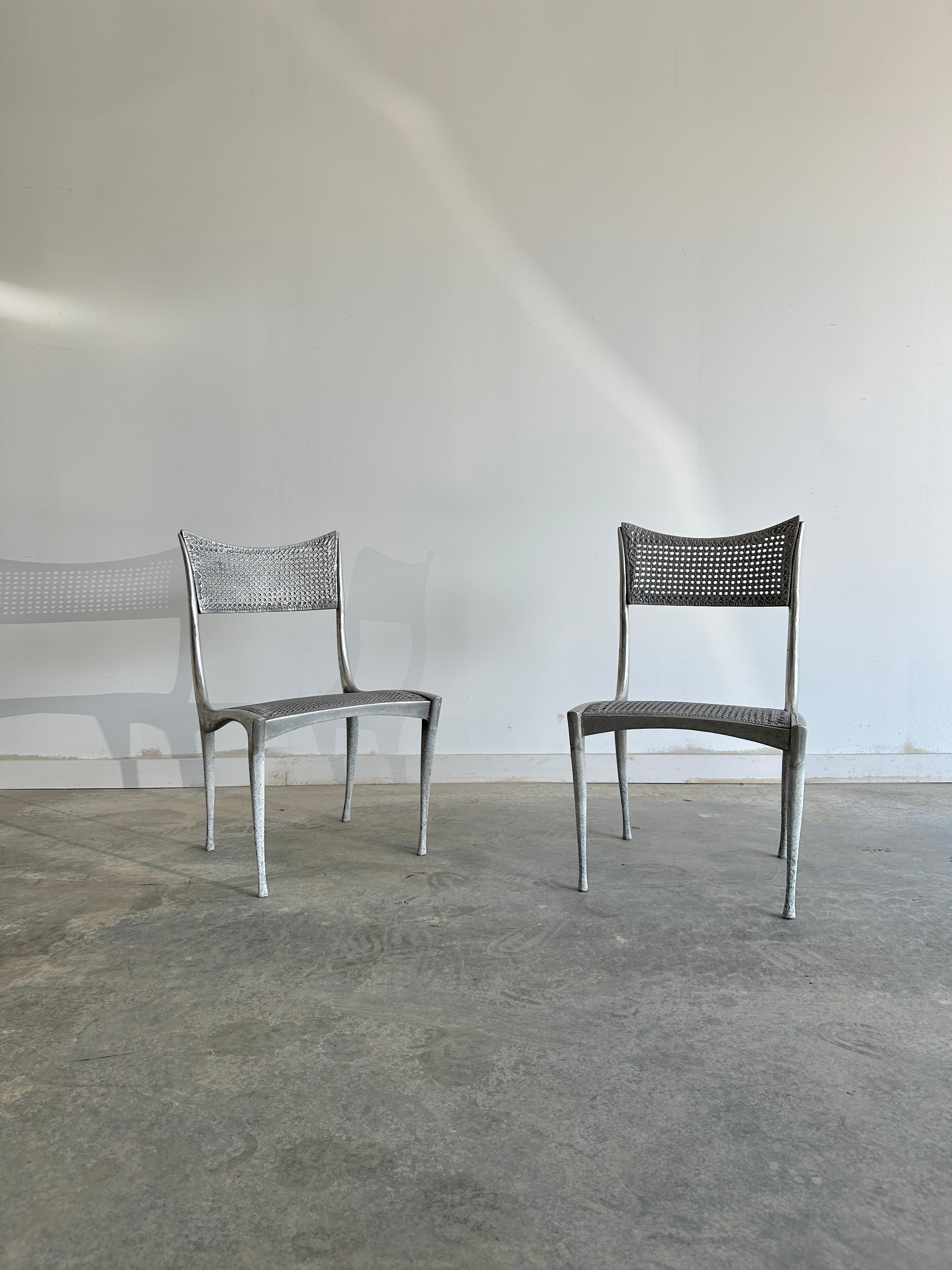 Der Gazelle-Stuhl wurde 1958 von Dan Johnson als Teil einer Serie von Stühlen entworfen, die Johnson während und nach der Fertigstellung eines Auftrags zur Gestaltung einer Wohnung in Rom entwickelte. Johnson beauftragte italienische Handwerker mit