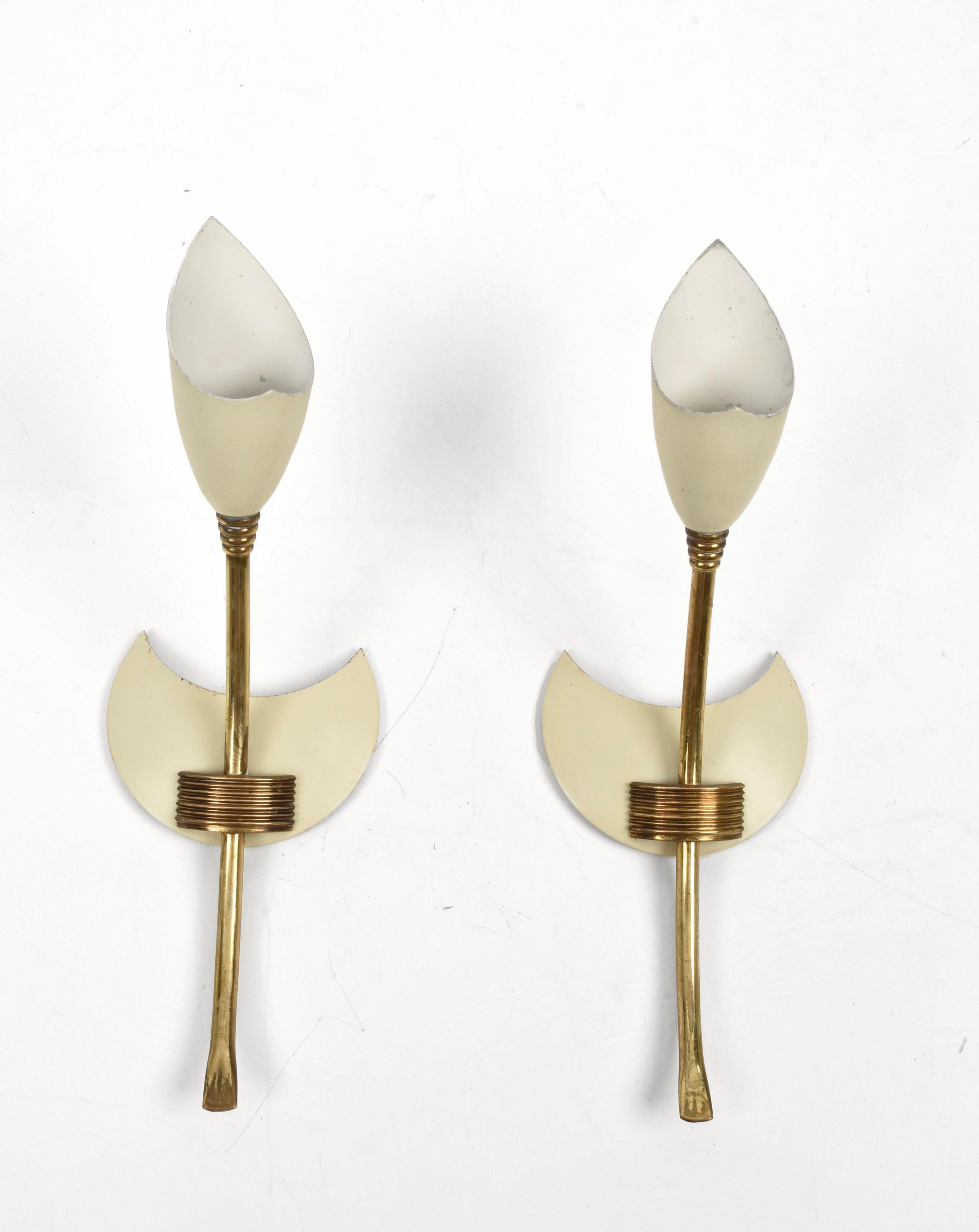 Amazing pair of design wall lamps from in brass, matt ivory and enamelled aluminium. This incredible set was produced by GCME Costruzione Elettrolampadari in Italy during the early 1950s. 

The astonishing element of this pair of sconces is the