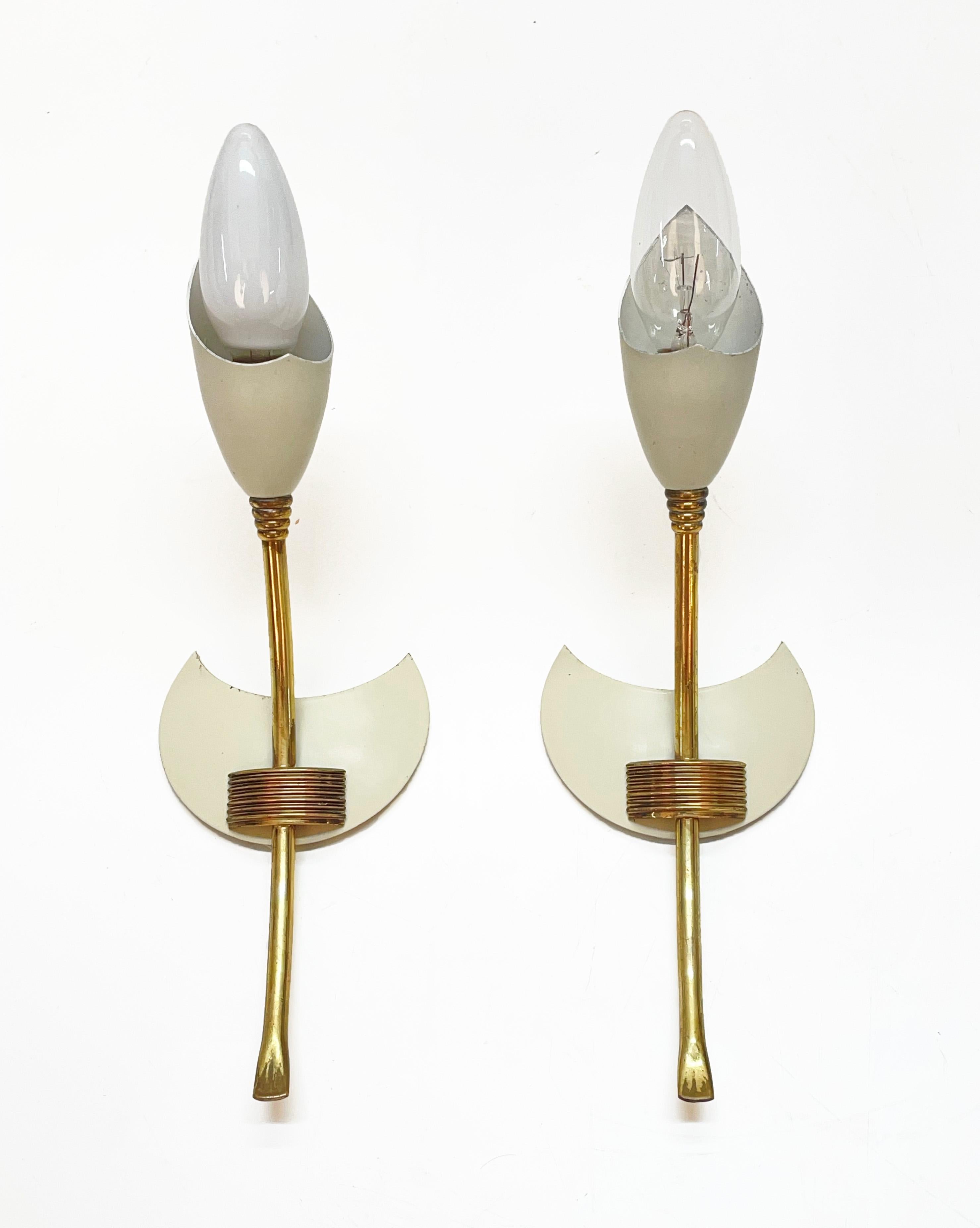Mid-Century Modern Pair of GCME Midcentury Brass and Enamelled Aluminum Italian Tulip Sconces 1950s For Sale