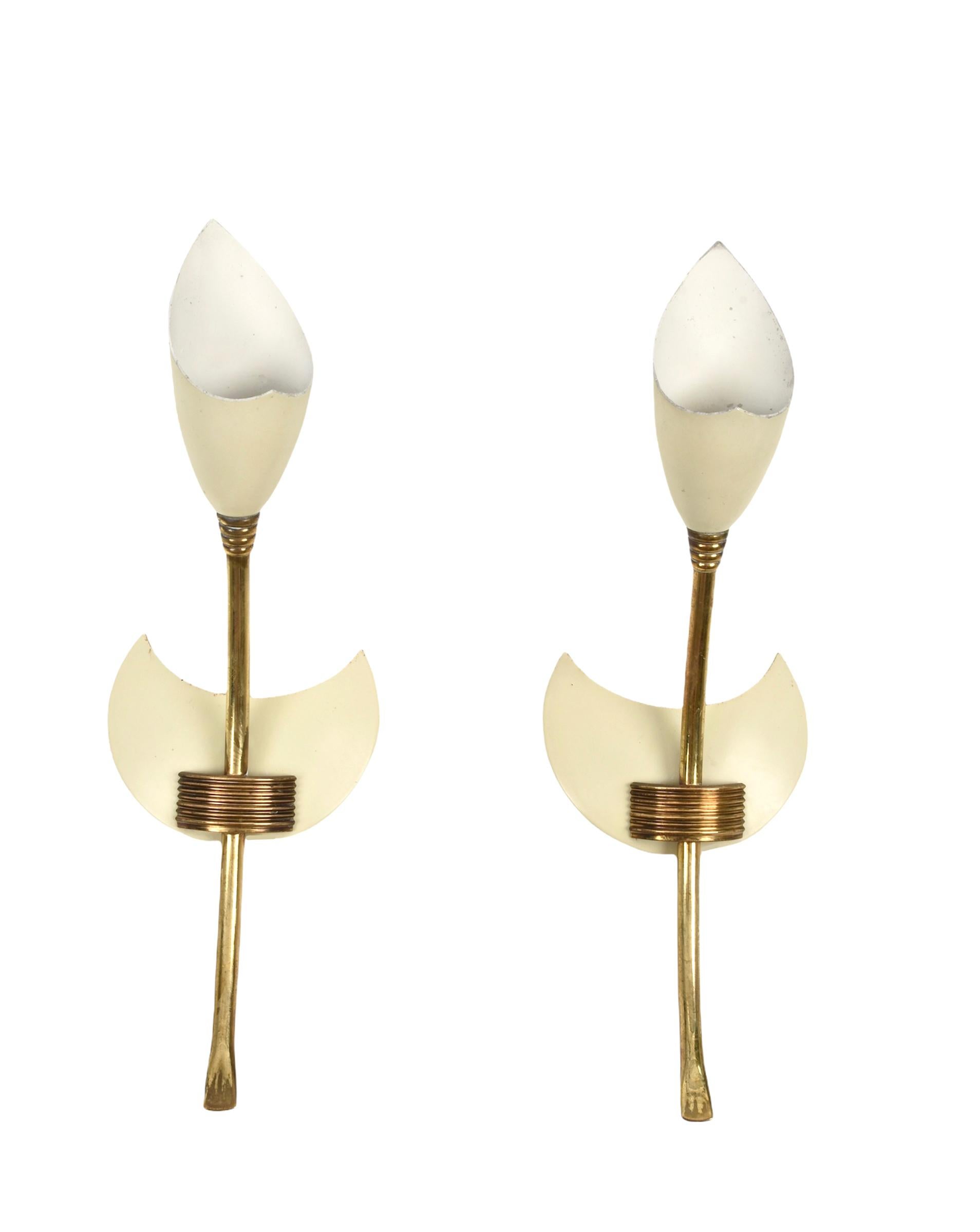 Enameled Pair of GCME Midcentury Brass and Enamelled Aluminum Italian Tulip Sconces 1950s For Sale