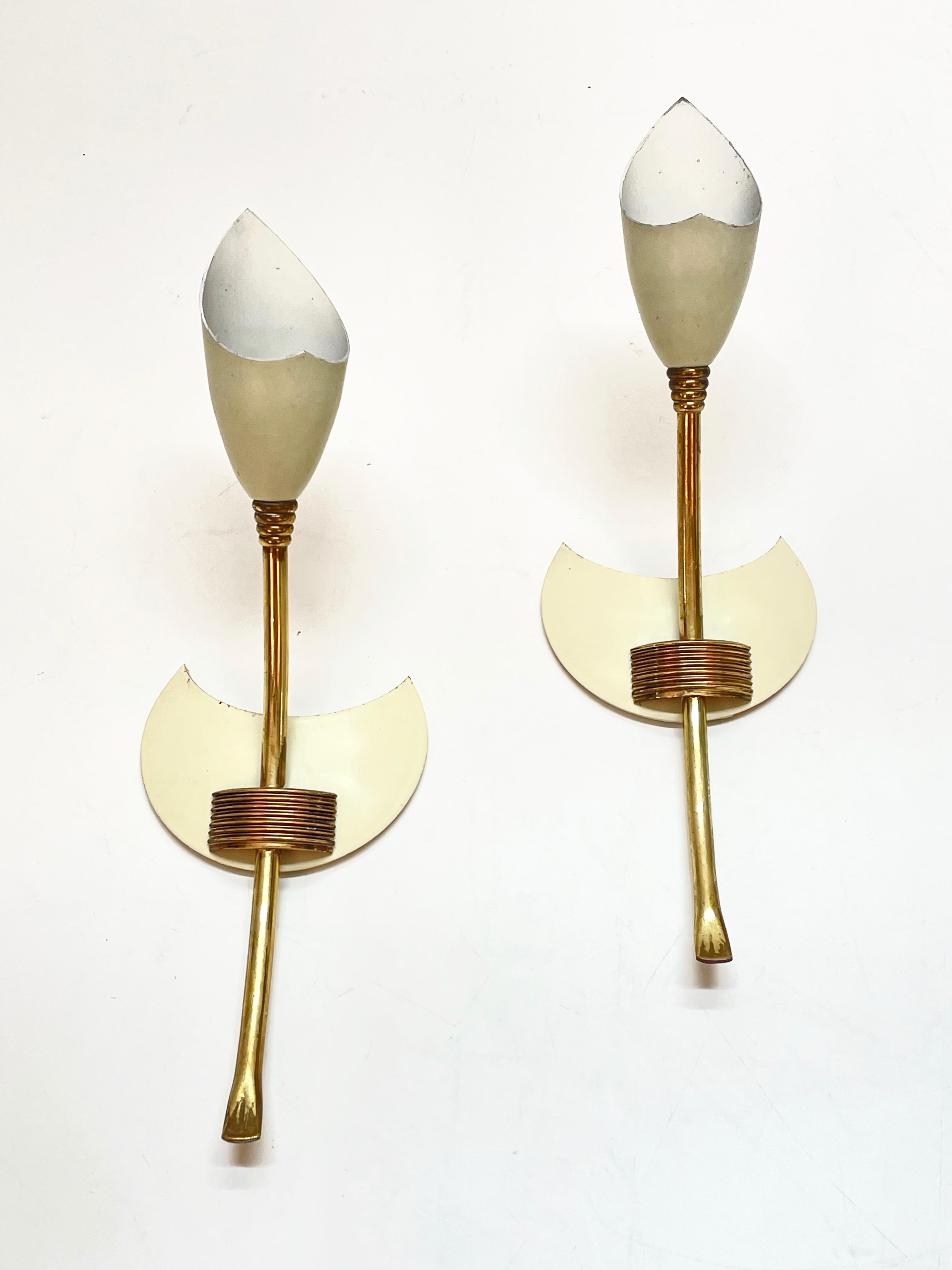 Pair of GCME Midcentury Brass and Enamelled Aluminum Italian Tulip Sconces 1950s In Good Condition For Sale In Roma, IT