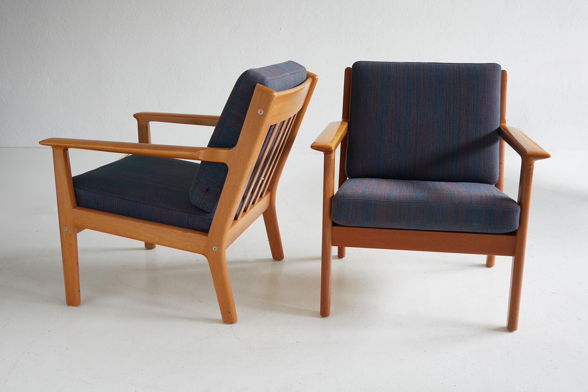The lounge chair, model GE-265, designed by Hans J. Wegner in 1970 for Getama, perfectly embodies Danish Modern design : elegant, refined, and meticulously crafted.

This pair of oak lounge chairs is in excellent condition with brand-new upholstery.