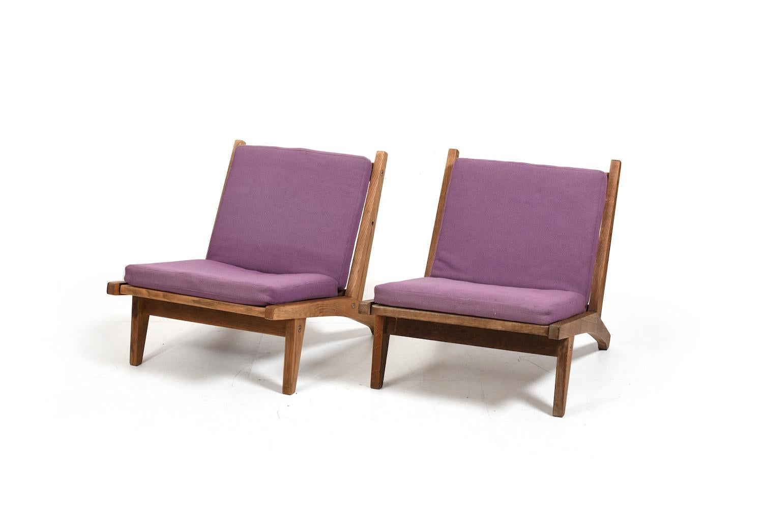 Coppia di poltrone in rovere massiccio. Modello GE-375 di Hans J. Wegner per Getama 1969. Prima produzione, circa 1970.  Cuscini in tessuto di lana viola. Sedili con rivestimento delle cinture nuovo. Prezzo per il set.