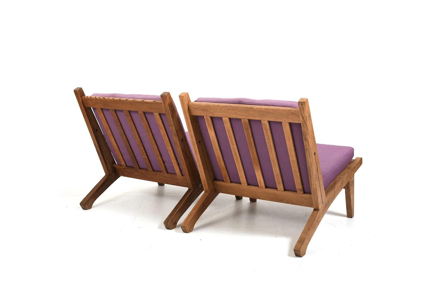 Coppia di poltrone GE-375 in Oak di Hans J. Wegner in vendita 1
