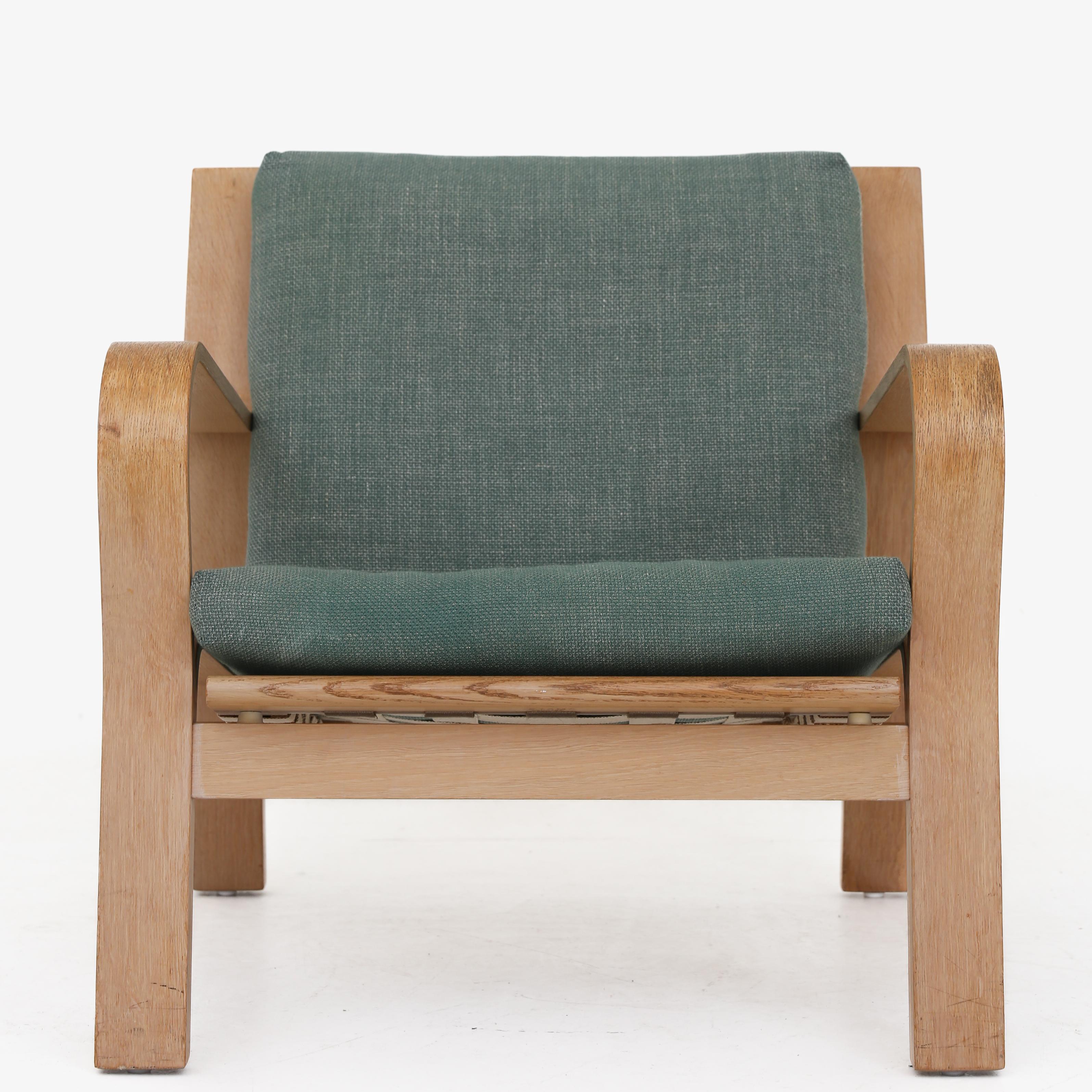 Pair of GE 671 - Easy chairs in patinated oak and cushion in green wool. Hans J. Wegner / Getama