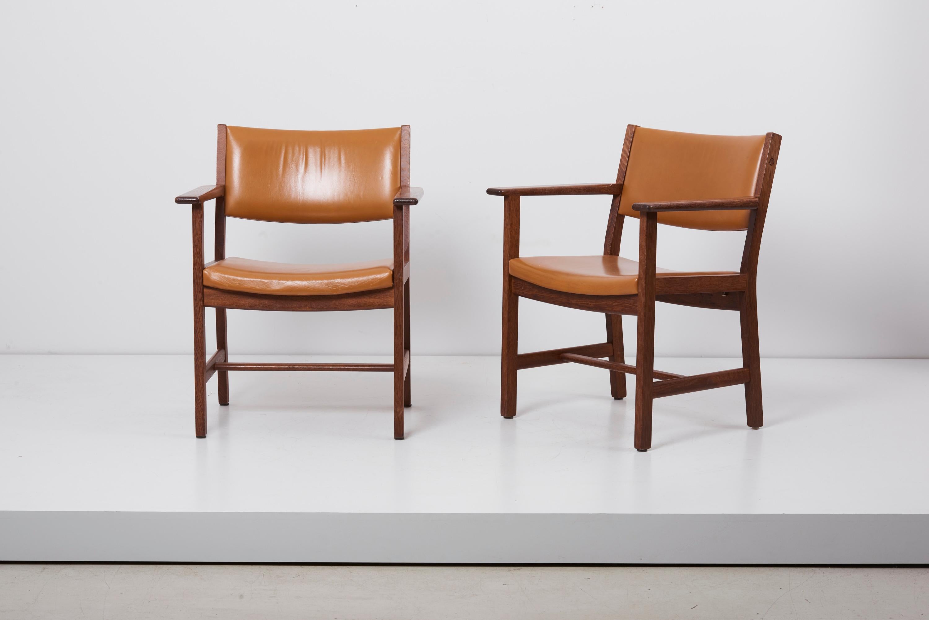 Set of 2 wood and leather armchairs, designed 1960s by Hans Wegner and manufactured by GETAMA in Denmark.