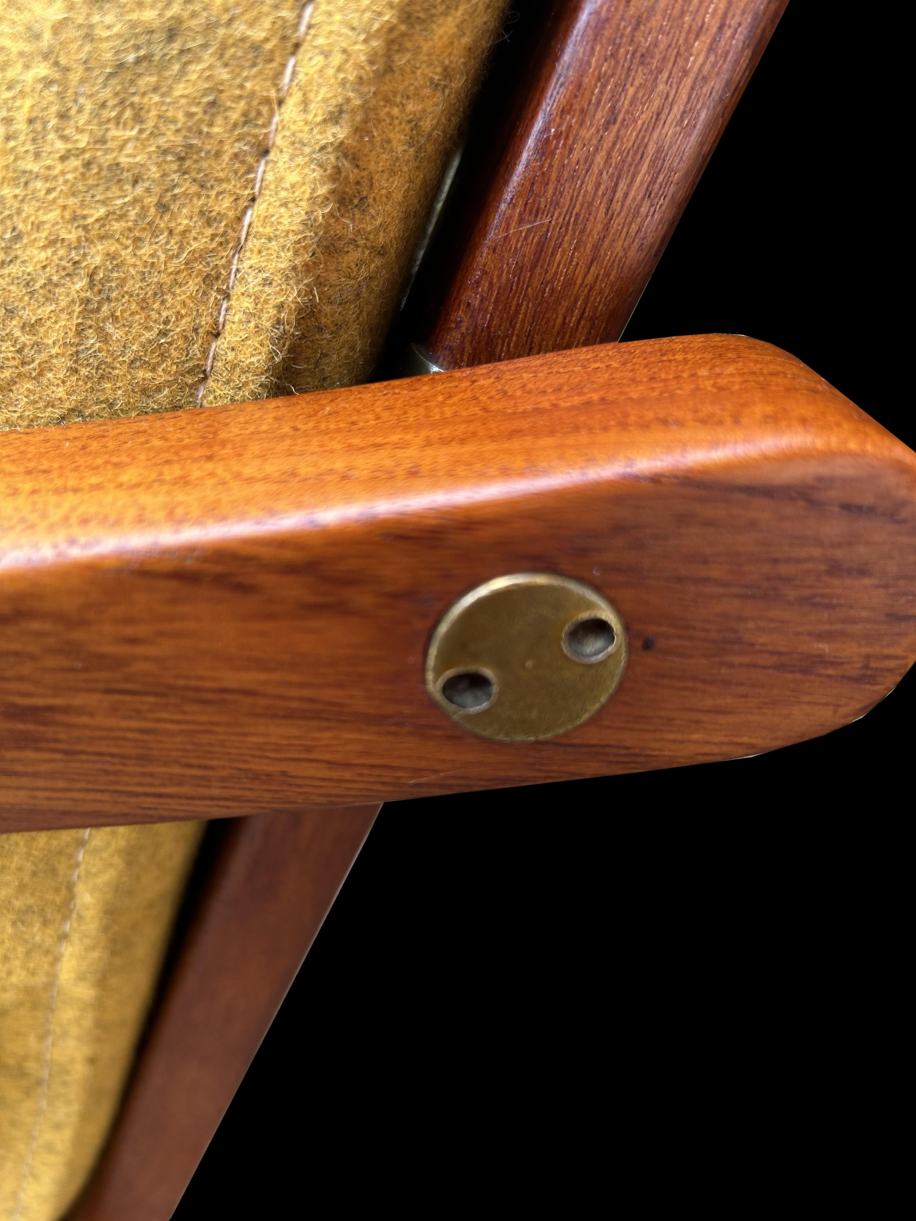 Cette paire de chaises longues du maître du design scandinave du milieu du siècle Hans J Wegner et produites par GETAMA sont en très bon état d'origine, le teck a été dépoussiéré et huilé, et les coussins d'origine ont été entièrement recouverts