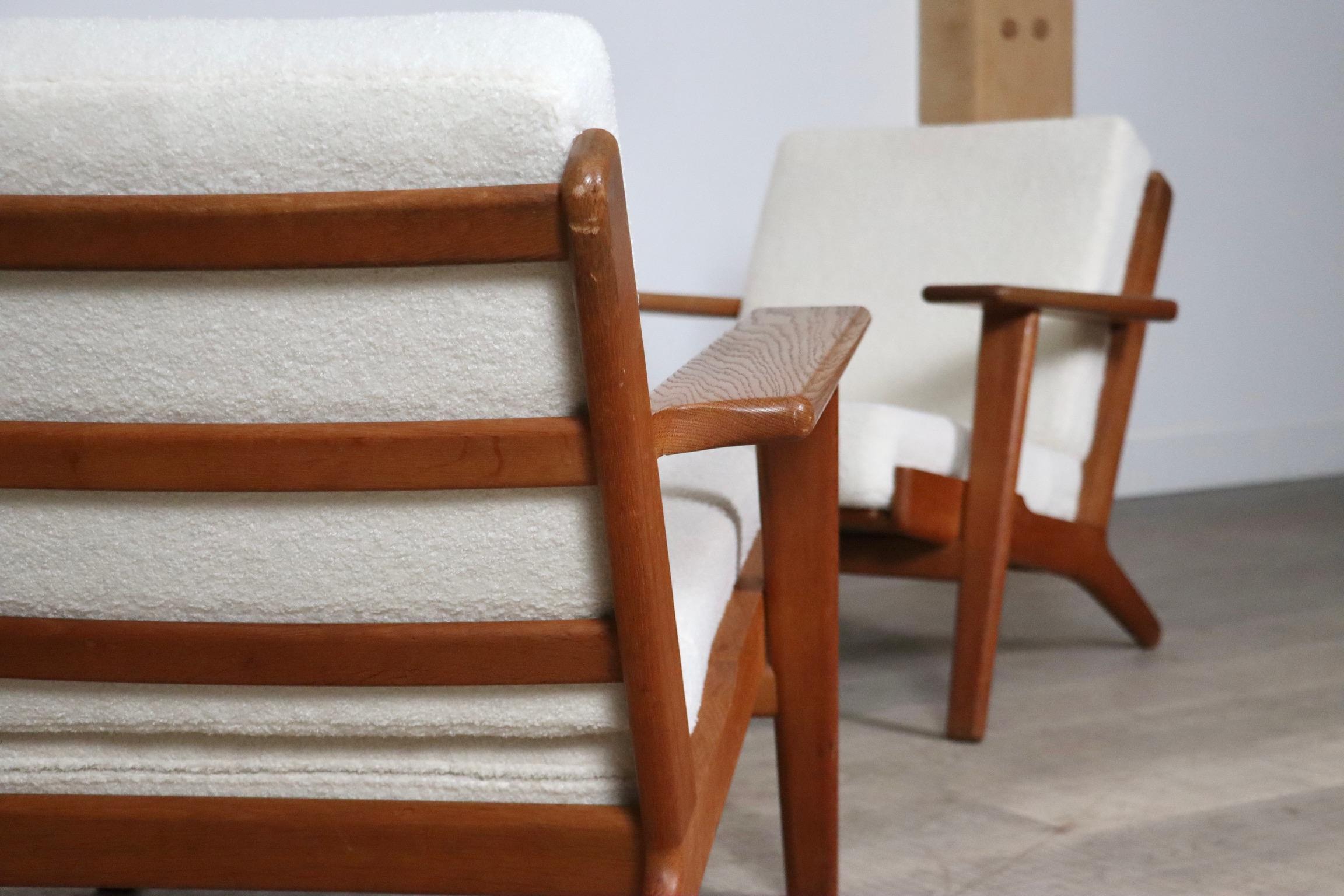 Pair Of GE290 Armchairs In Bouclé By Hans Wegner For Getama, Denmark, 1950s For Sale 7