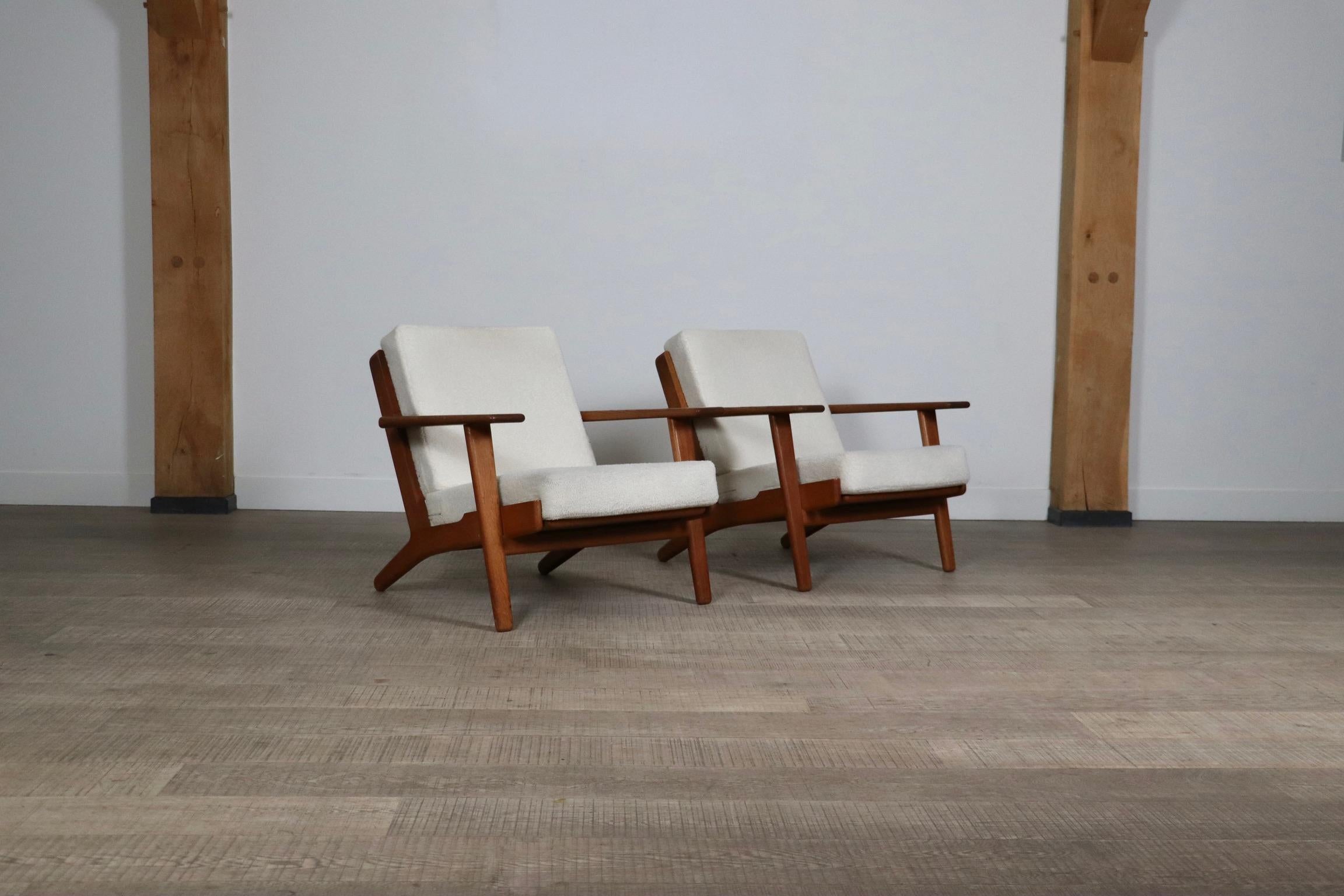 Pair Of GE290 Armchairs In Bouclé By Hans Wegner For Getama, Denmark, 1950s In Good Condition For Sale In ABCOUDE, UT
