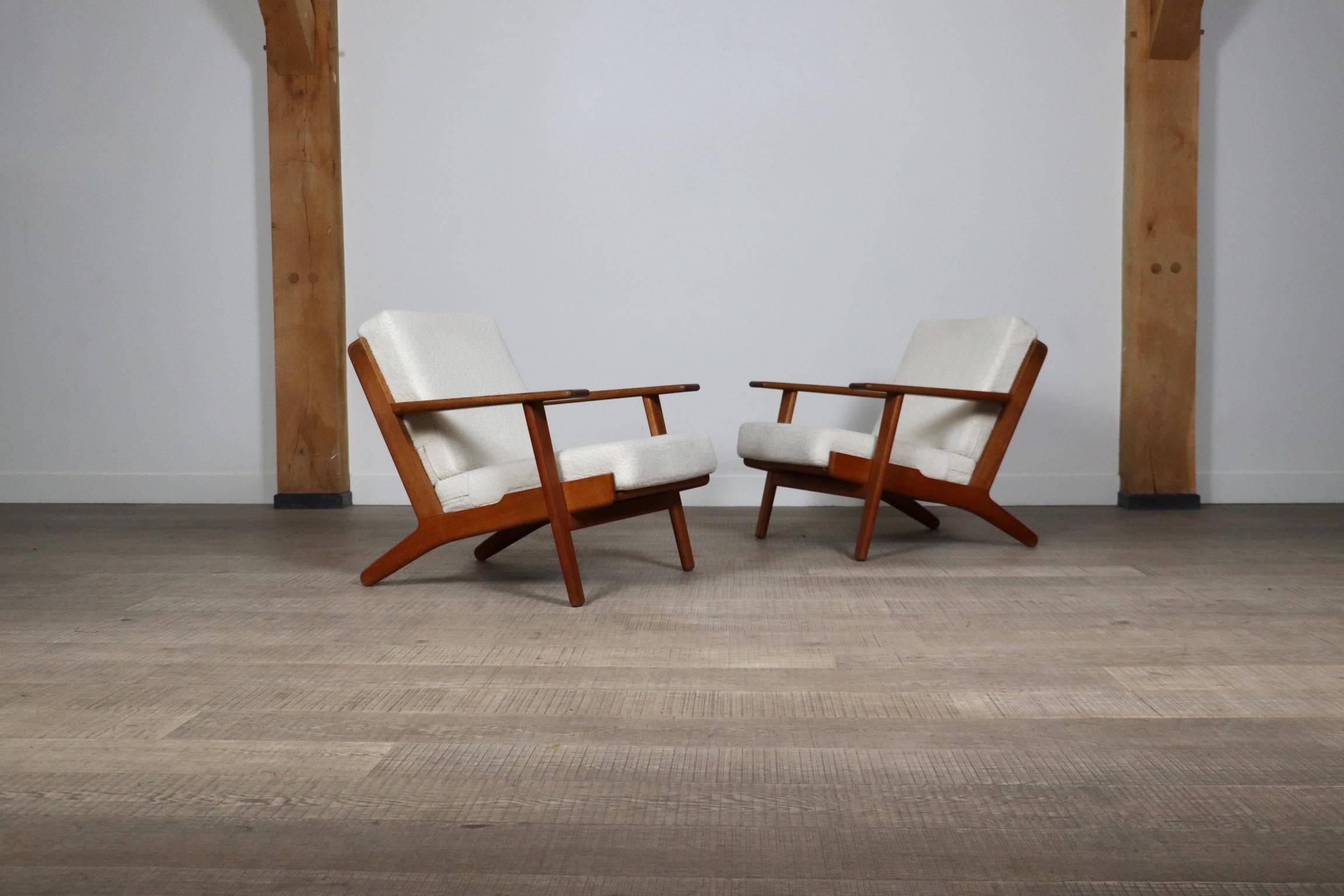 Pair Of GE290 Armchairs In Bouclé By Hans Wegner For Getama, Denmark, 1950s For Sale 1