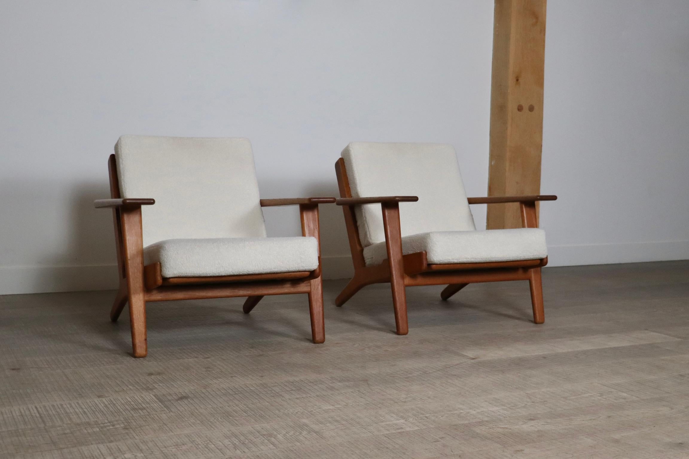 Pair Of GE290 Armchairs In Bouclé By Hans Wegner For Getama, Denmark, 1950s For Sale 2