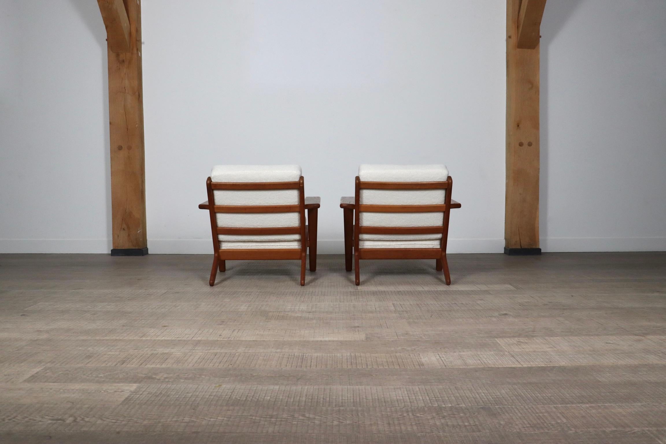Pair Of GE290 Armchairs In Bouclé By Hans Wegner For Getama, Denmark, 1950s For Sale 4