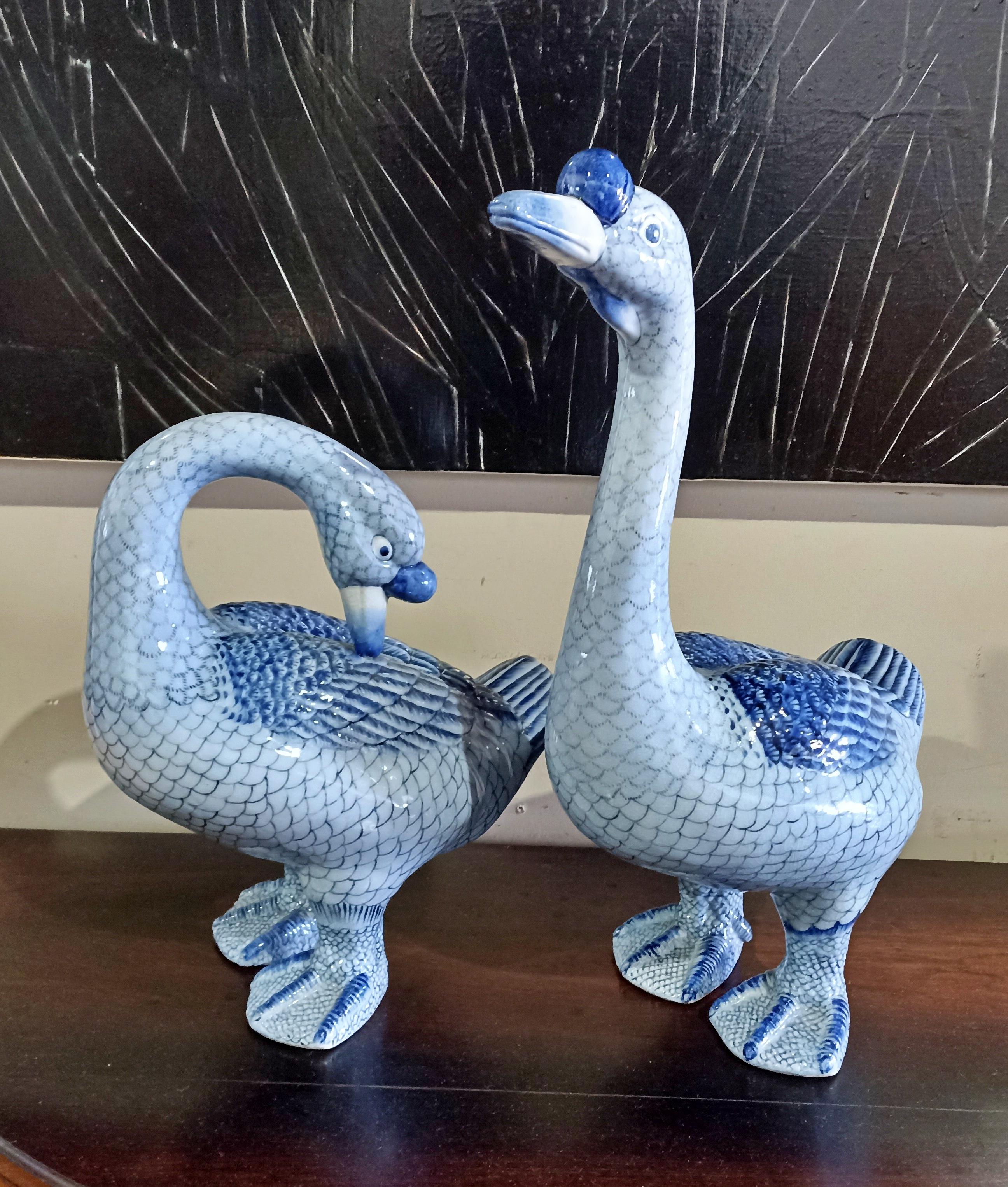 PAIR OF GEESE

On Chinese Ceramics, end 19th Century/beginning 20th
in shades of blue and white.
Dim.: (largest height) 48 cm.
good conditions