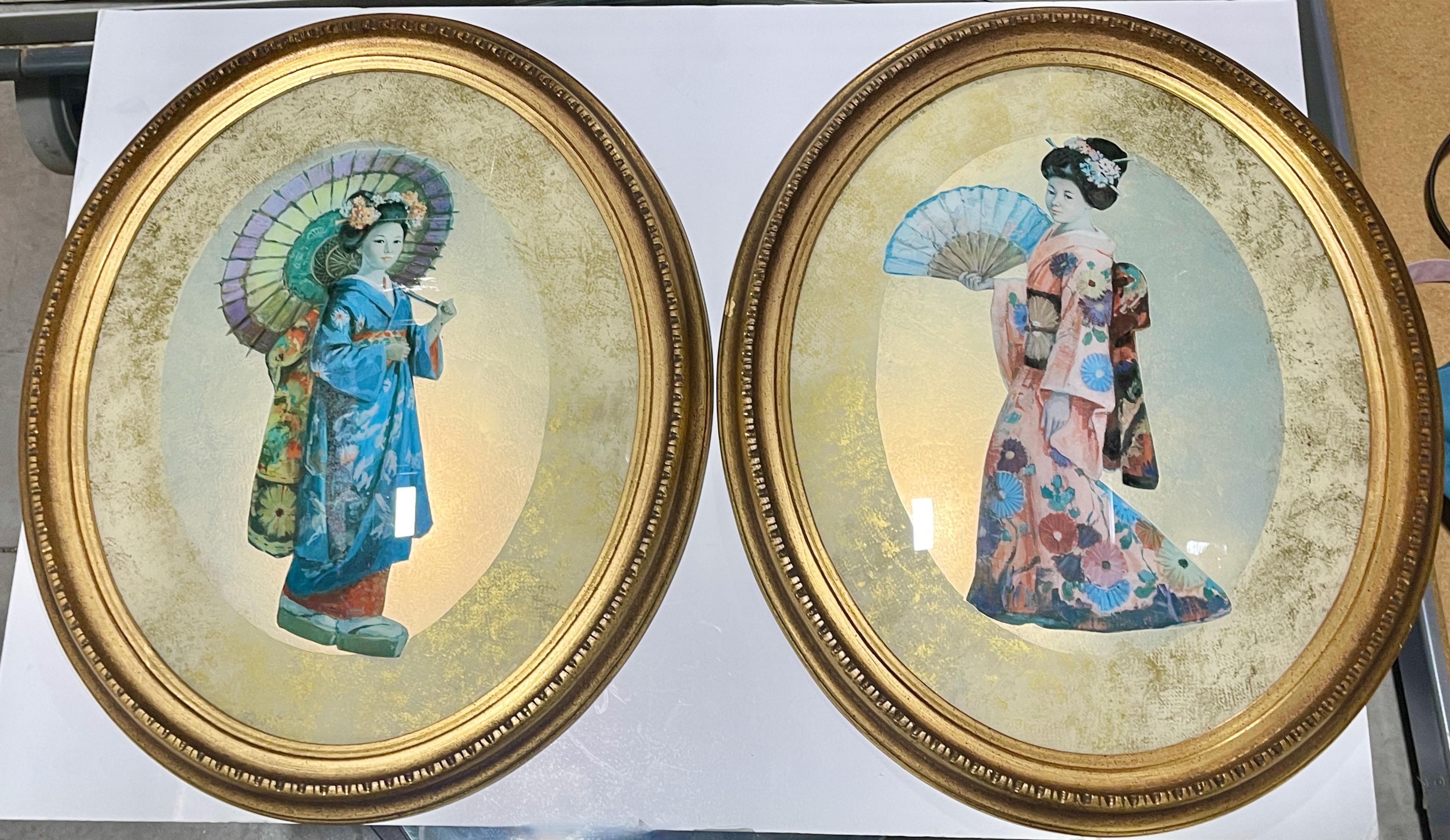 Zwei Geisha-Bijin-Lithographien, eine mit Sonnenschirm, die andere mit Fächer, in konvexen, ovalen Goldholzrahmen mit Goldpapiermontierung.

