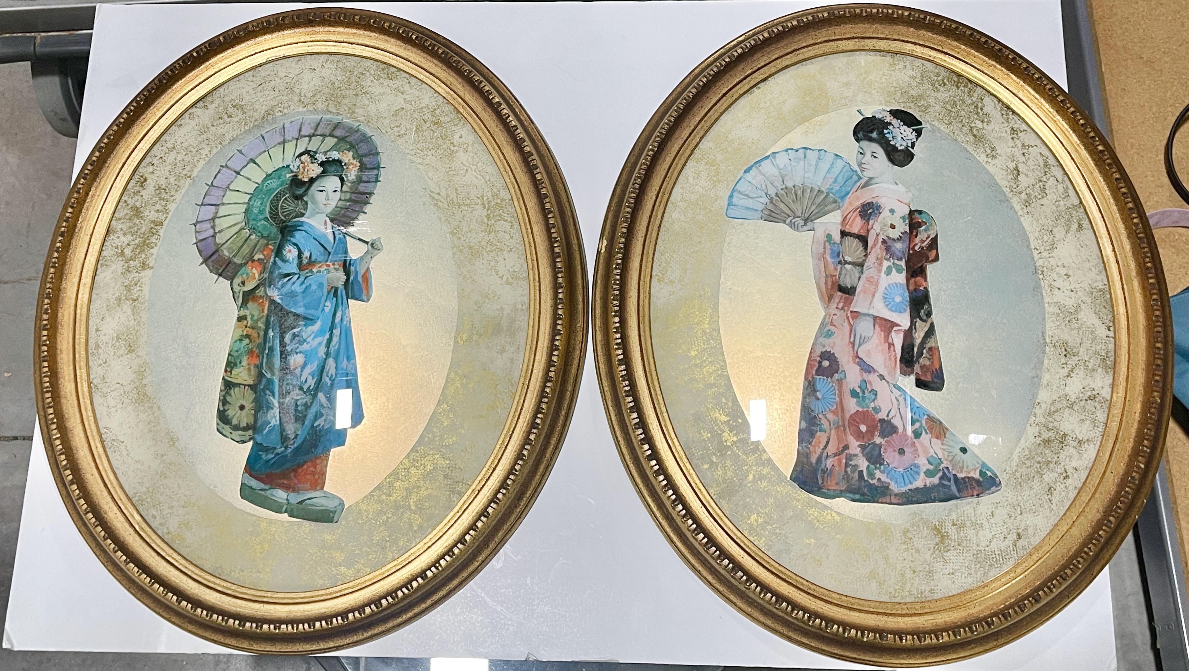 Paar Geishas in ovalen konvexen Rahmen aus vergoldetem Holz (Japonismus) im Angebot