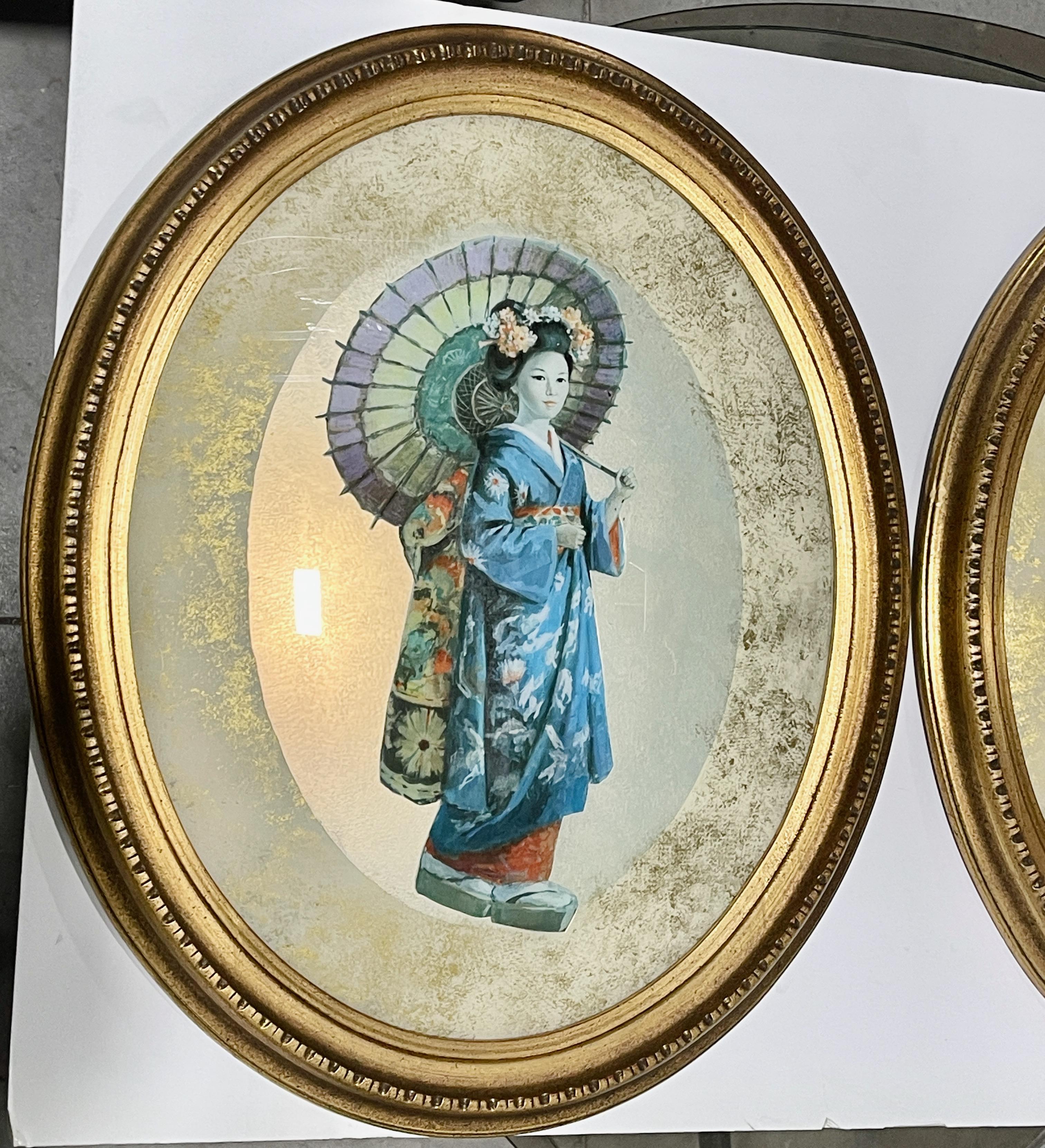 Paar Geishas in ovalen konvexen Rahmen aus vergoldetem Holz (amerikanisch) im Angebot