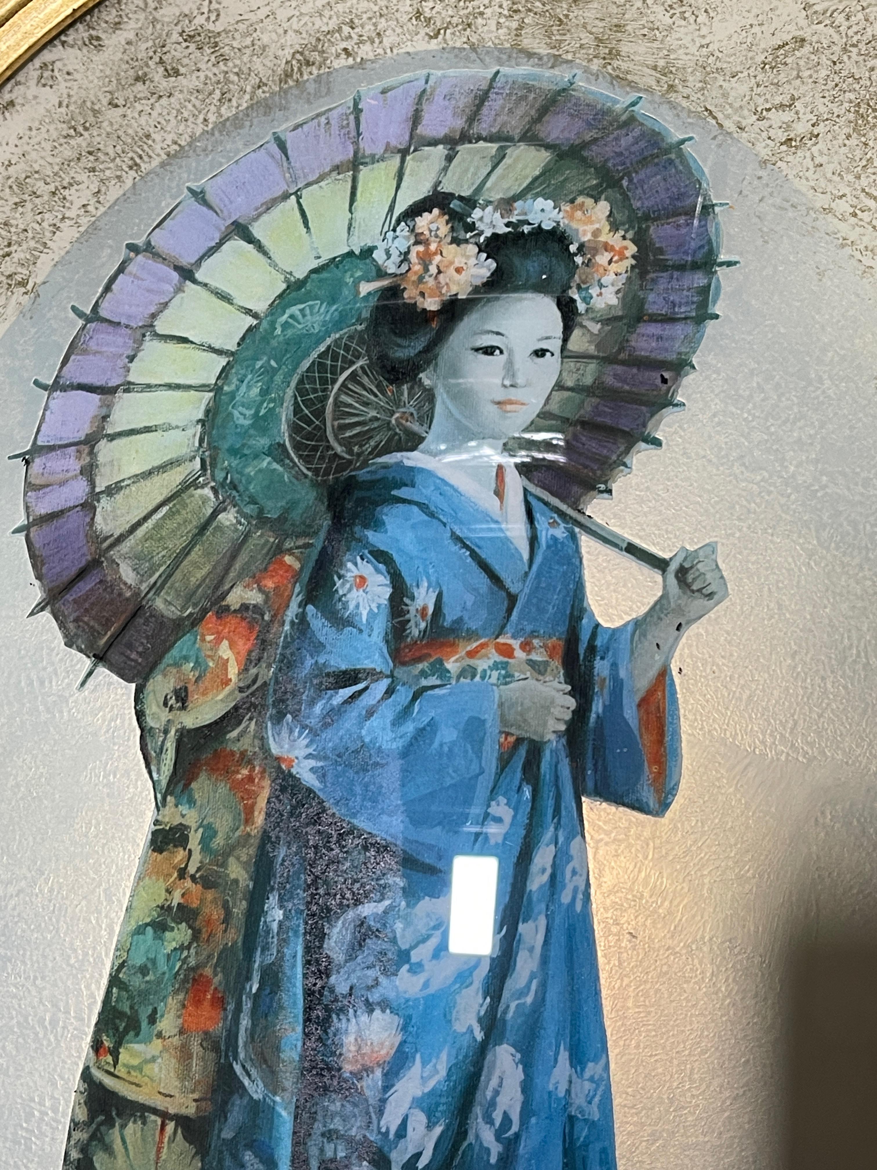 Paar Geishas in ovalen konvexen Rahmen aus vergoldetem Holz (Mitte des 20. Jahrhunderts) im Angebot