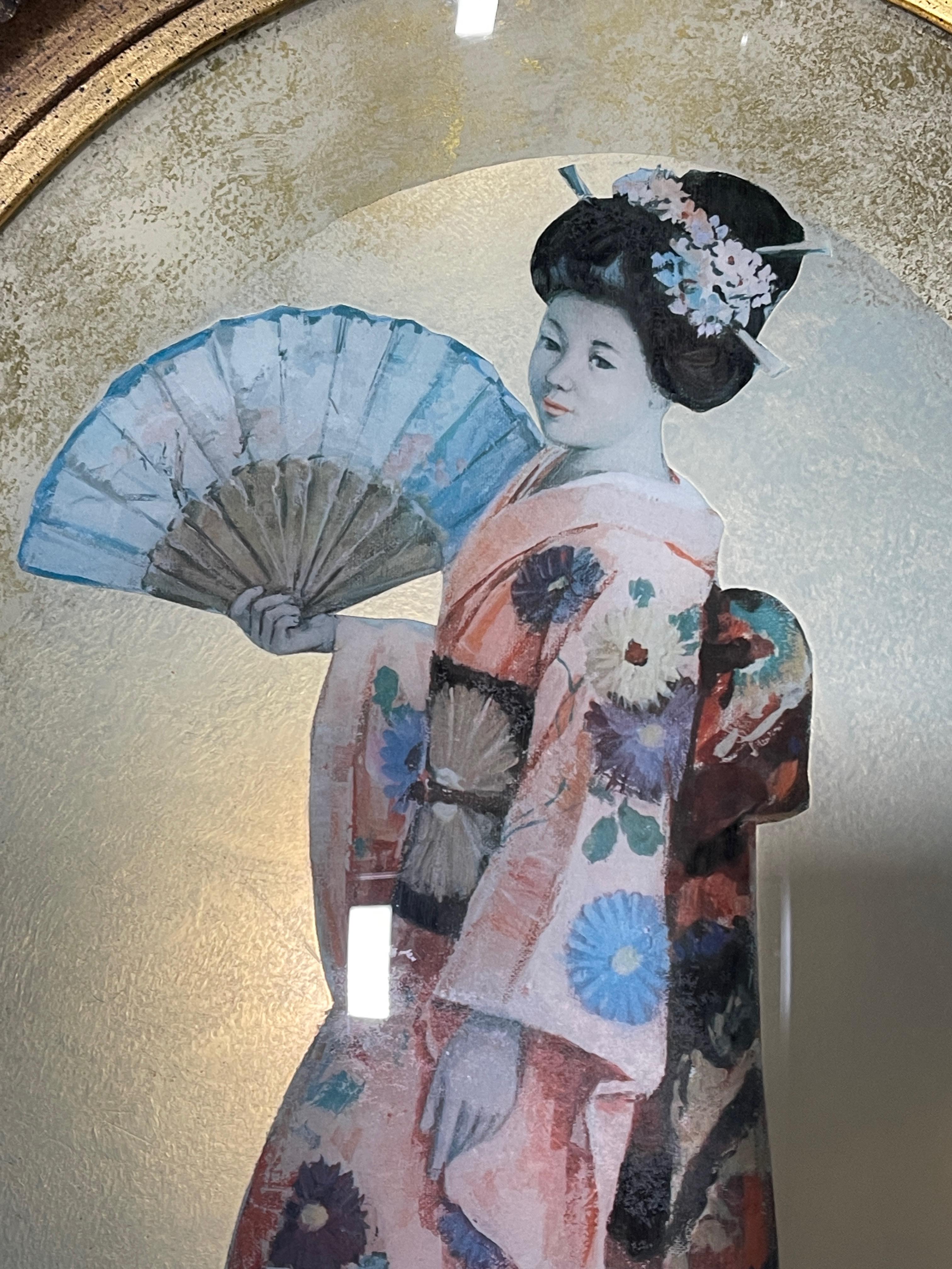 Paar Geishas in ovalen konvexen Rahmen aus vergoldetem Holz (Glas) im Angebot