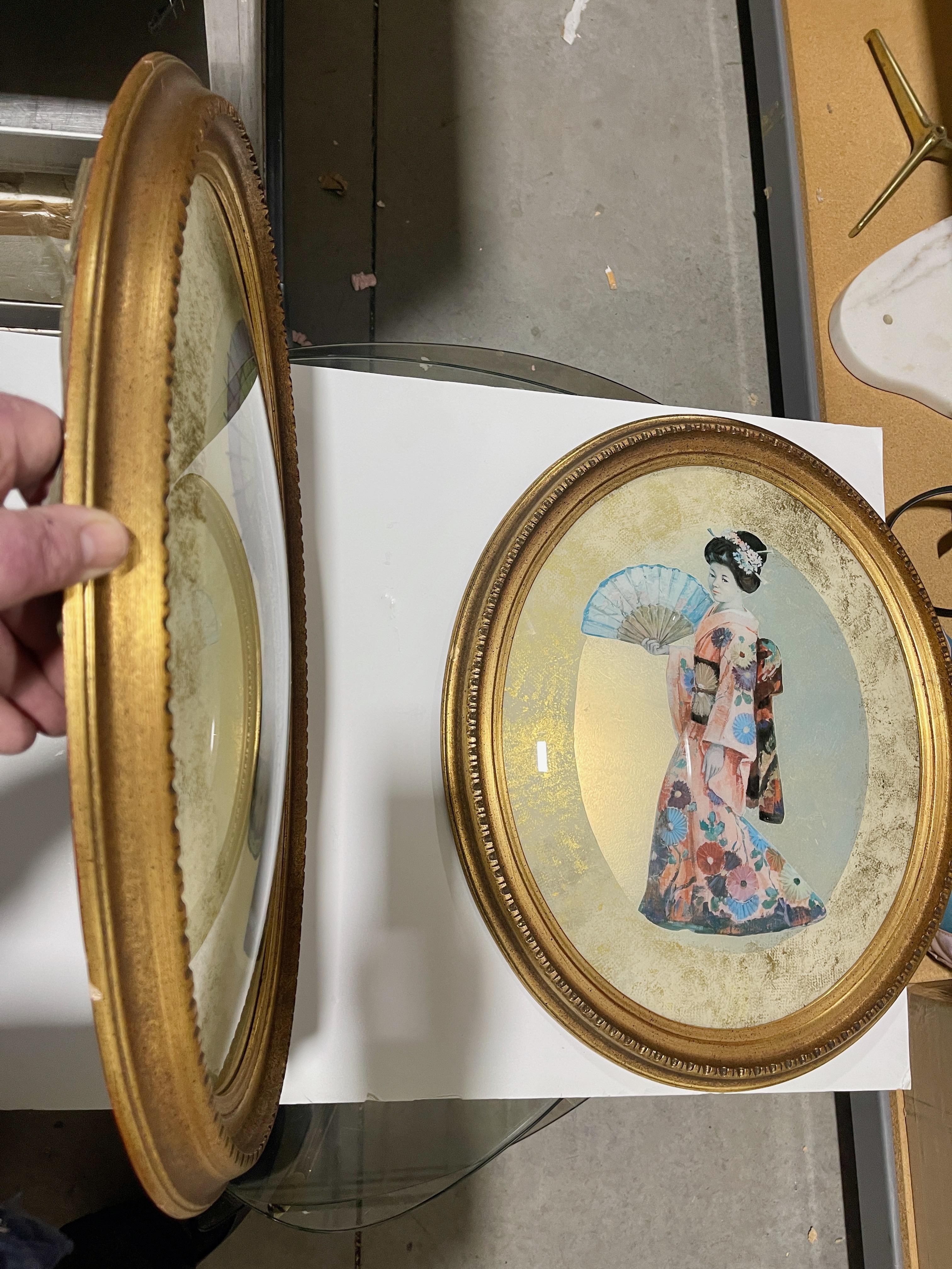 Paar Geishas in ovalen konvexen Rahmen aus vergoldetem Holz im Angebot 1