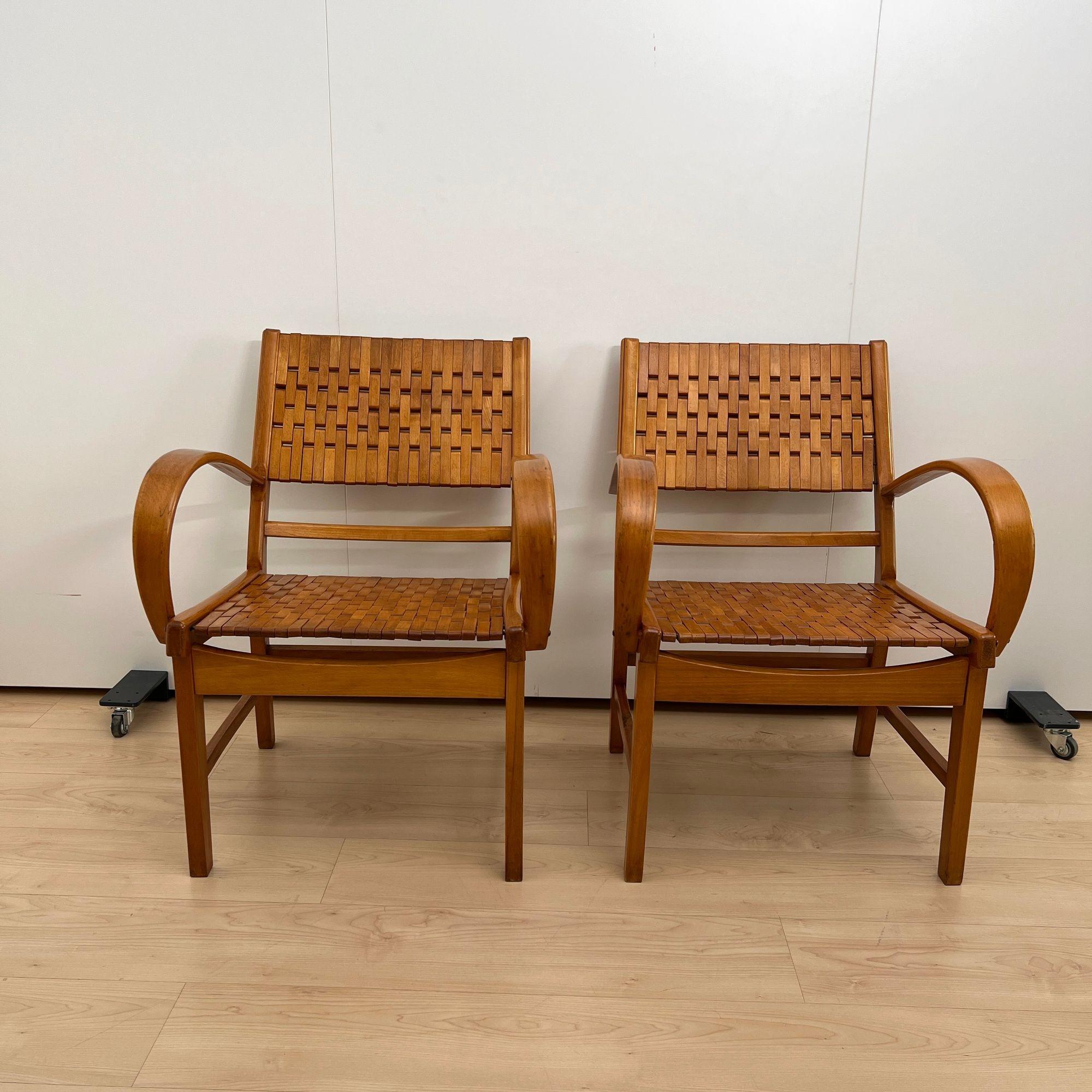Beautiful, restored pair of Bauhaus / Mid-Century armchairs by Gelenka from Germany around 1950.
Curved beech wood armrests.
Restored and polished with shellac.
Seat with elastic bands and small wooden parts.
Design: probably Ernst Breitenborn