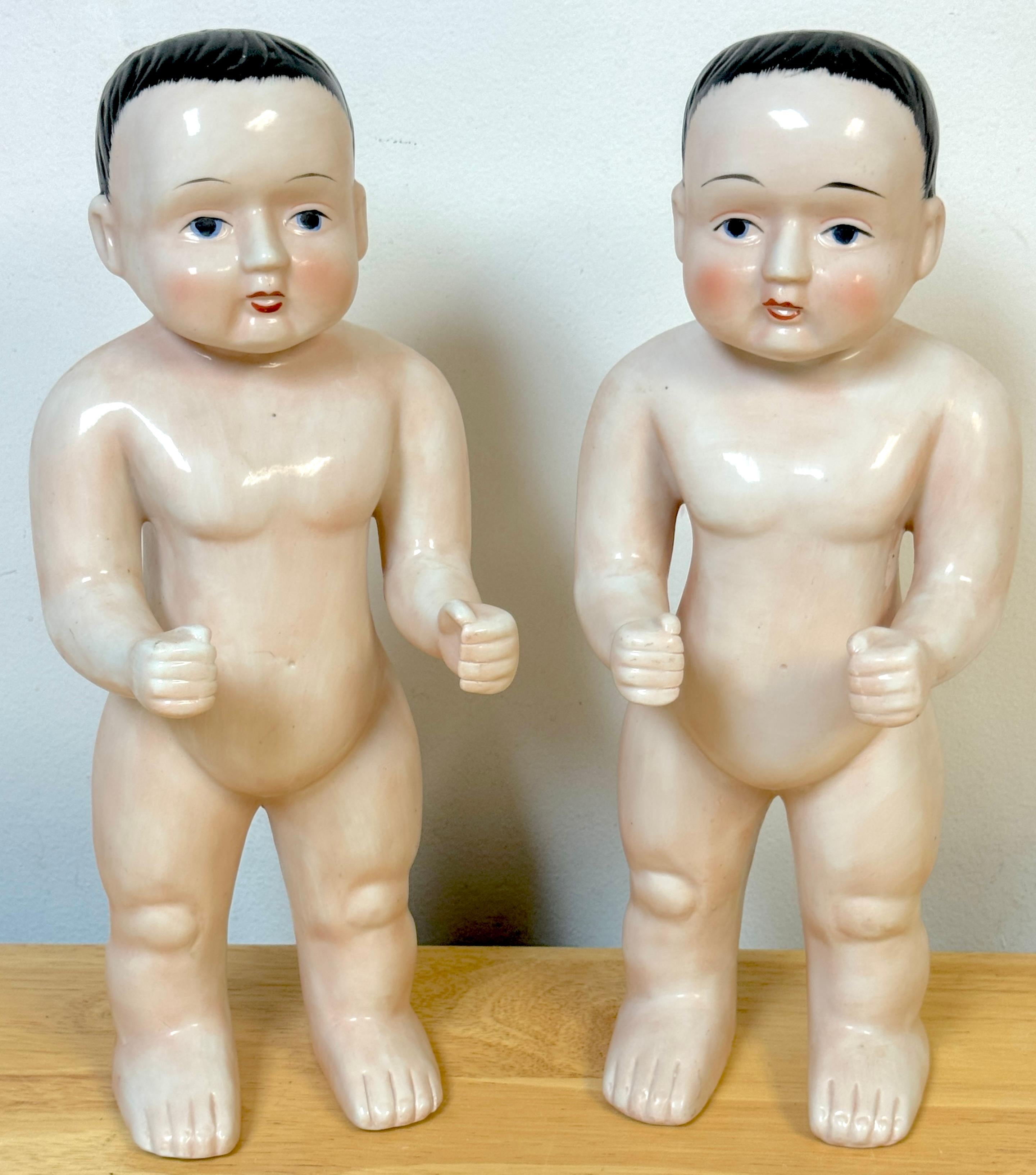 Coppia di figure gemelle 'Gemini' di Frozen Charlie
Germania, 20° secolo 


Questa coppia di figure Gemini (coppia/due) Twin Frozen Charlie, originaria della Germania del XX secolo, rappresenta un'affascinante e rara scoperta per i collezionisti di