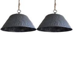 Paire de lampes suspendues industrielles en métal de taille généreuse