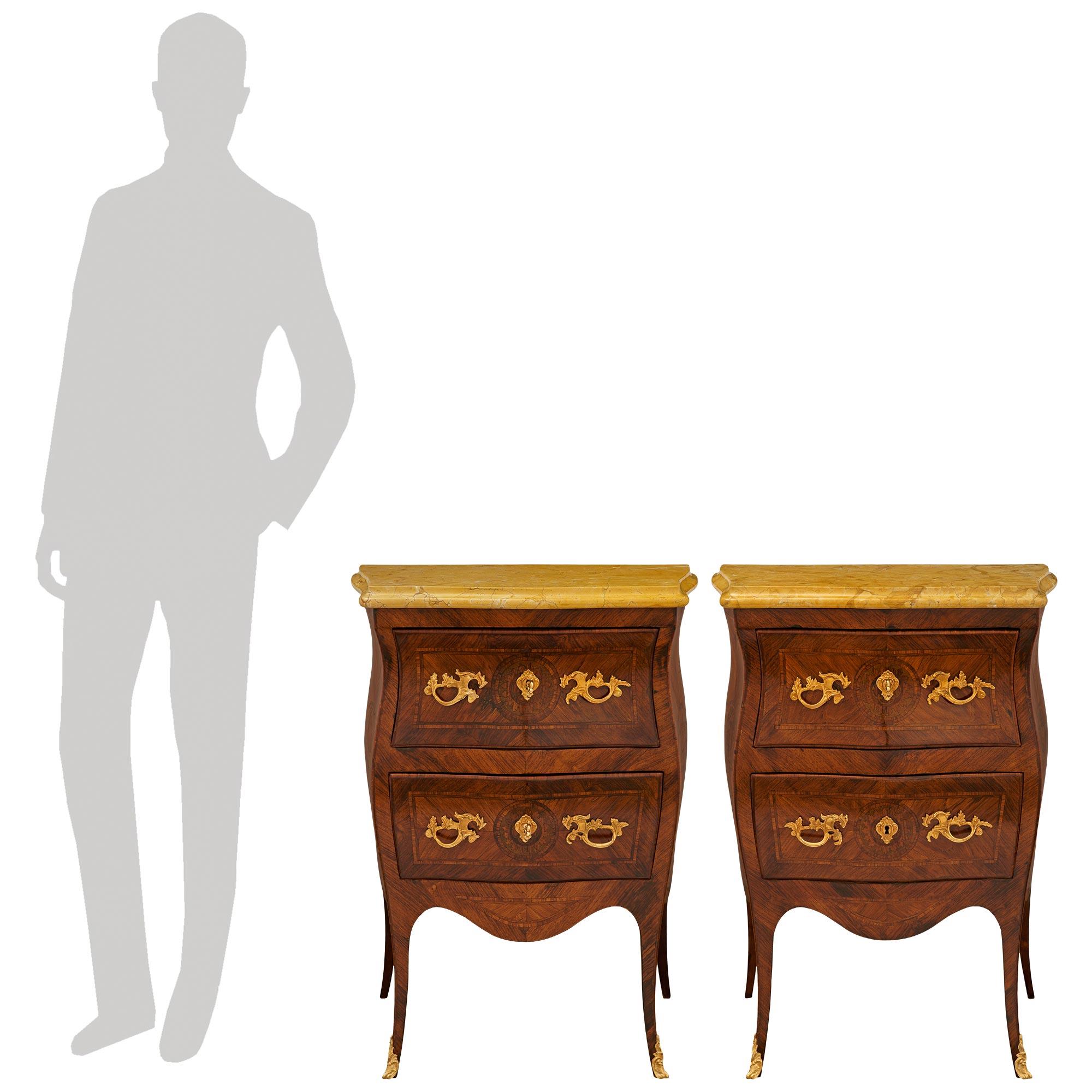 Magnifique et très décorative paire de commodes/tables d'appoint en noyer, bronze doré et marbre de Sienne de style Louis XV du XIXe siècle. Chaque merveilleuse commode à deux tiroirs repose sur d'élégants et minces pieds cabriole avec des sabots en