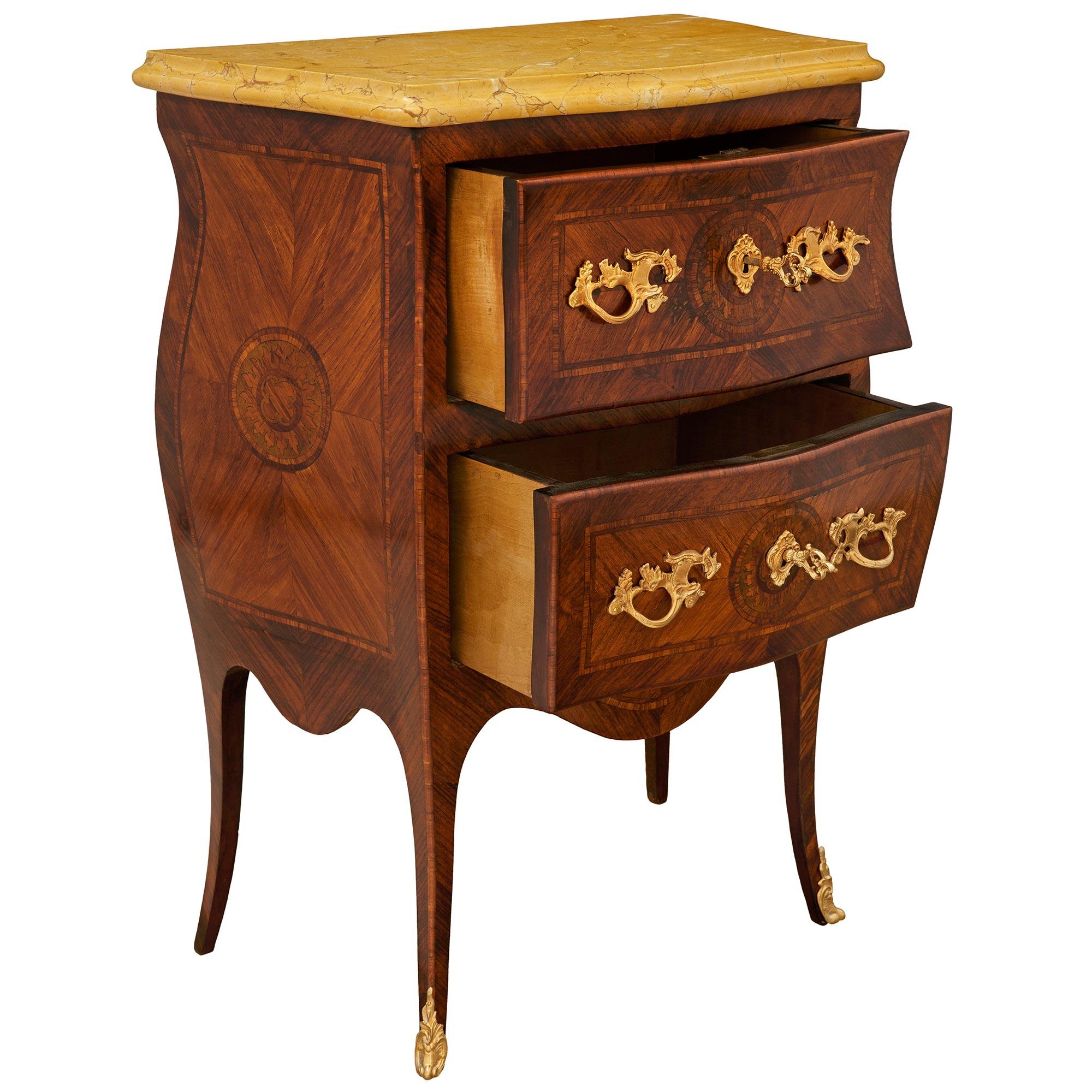 italien paire de commodes/tables génoises du 19e siècle en noyer, bronze doré et marbre de Sienne en vente