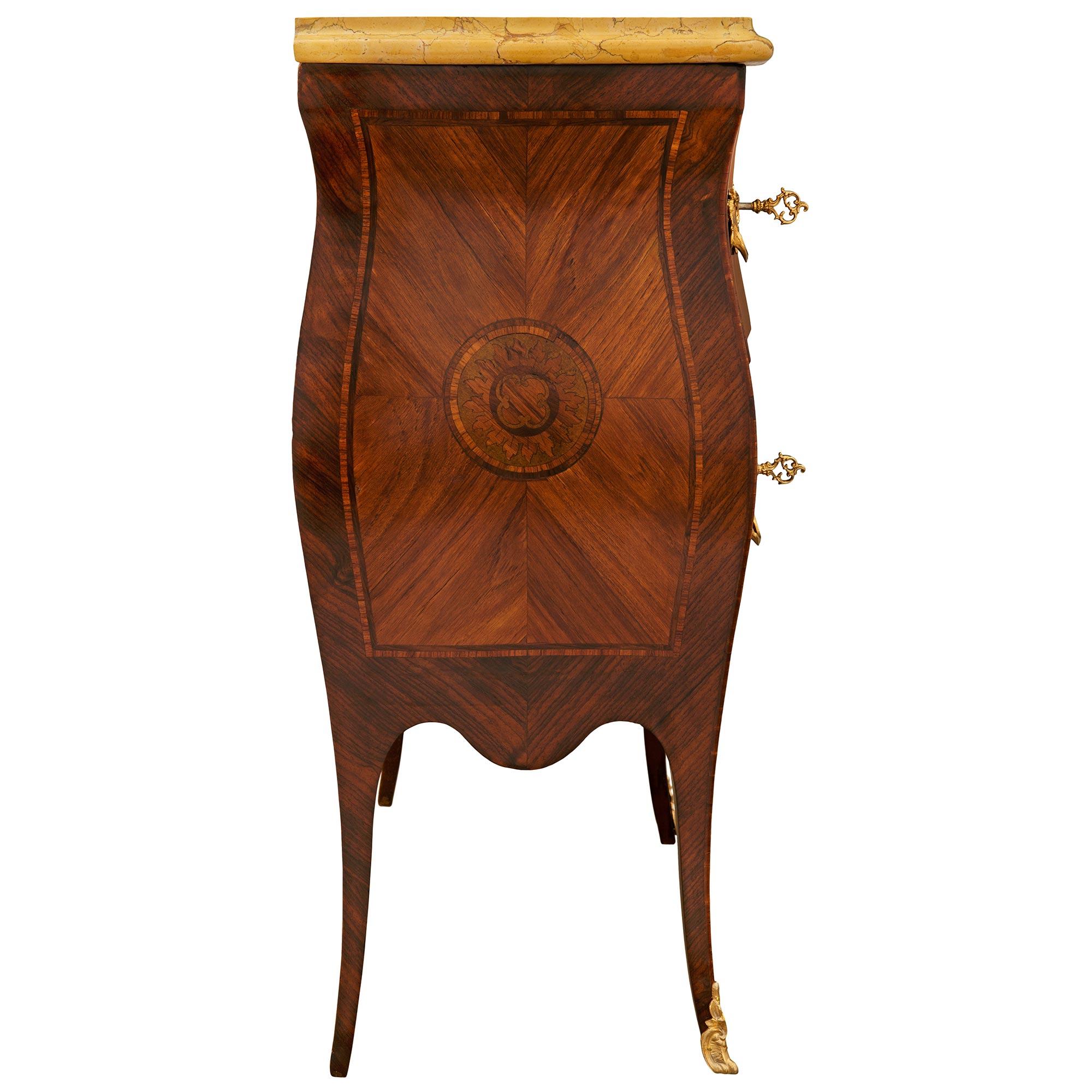 paire de commodes/tables génoises du 19e siècle en noyer, bronze doré et marbre de Sienne Bon état - En vente à West Palm Beach, FL