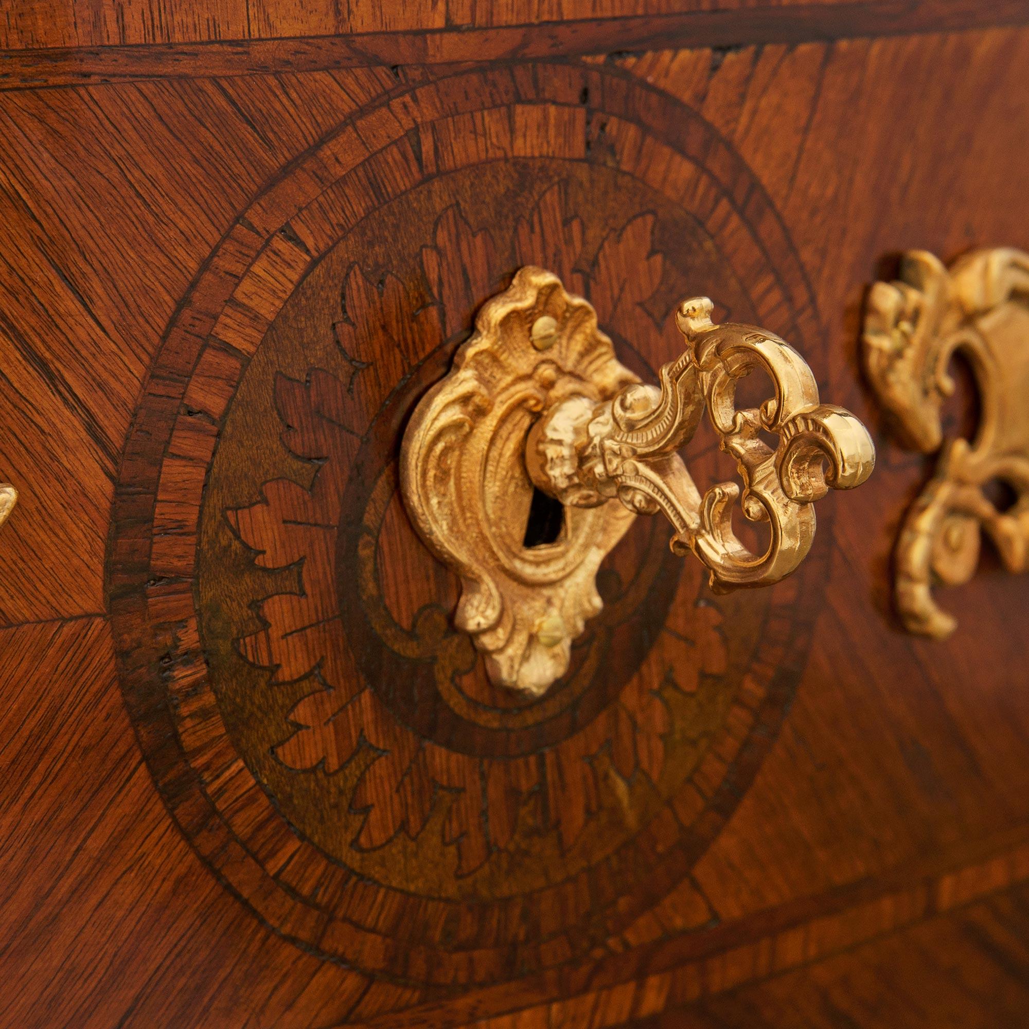 Bronze doré paire de commodes/tables génoises du 19e siècle en noyer, bronze doré et marbre de Sienne en vente