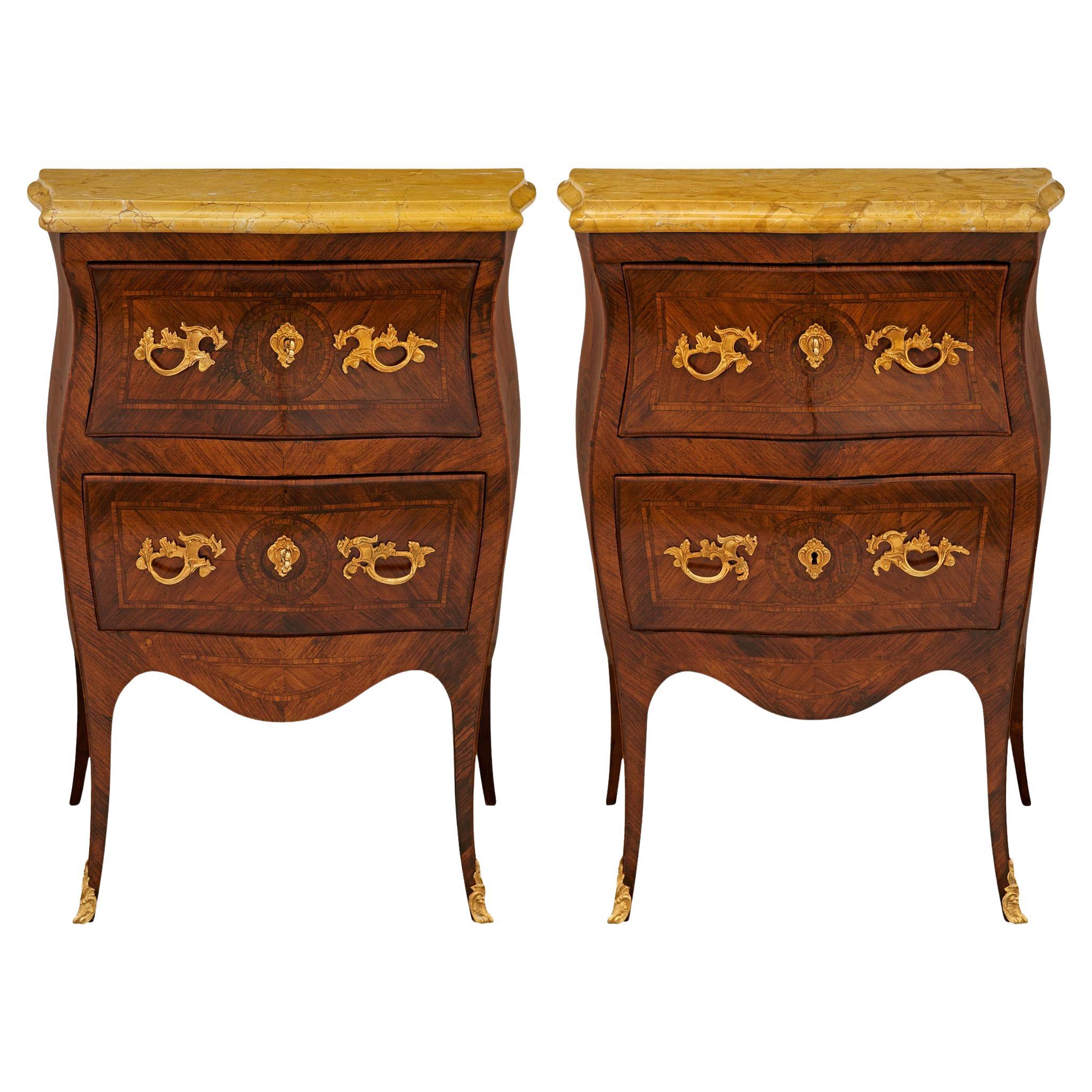 paire de commodes/tables génoises du 19e siècle en noyer, bronze doré et marbre de Sienne en vente