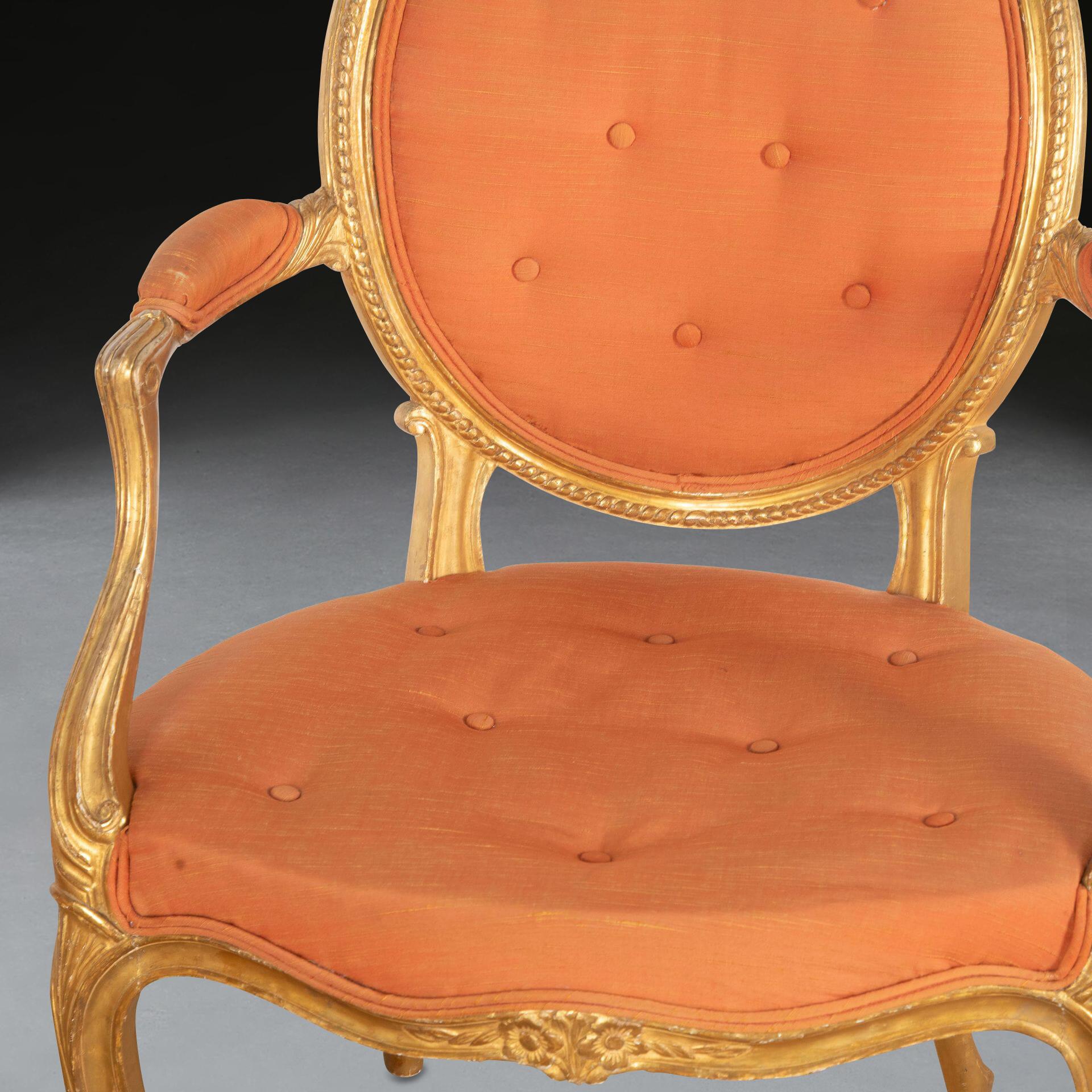 Paire de fauteuils ouverts Geo III en bois doré en vente 3
