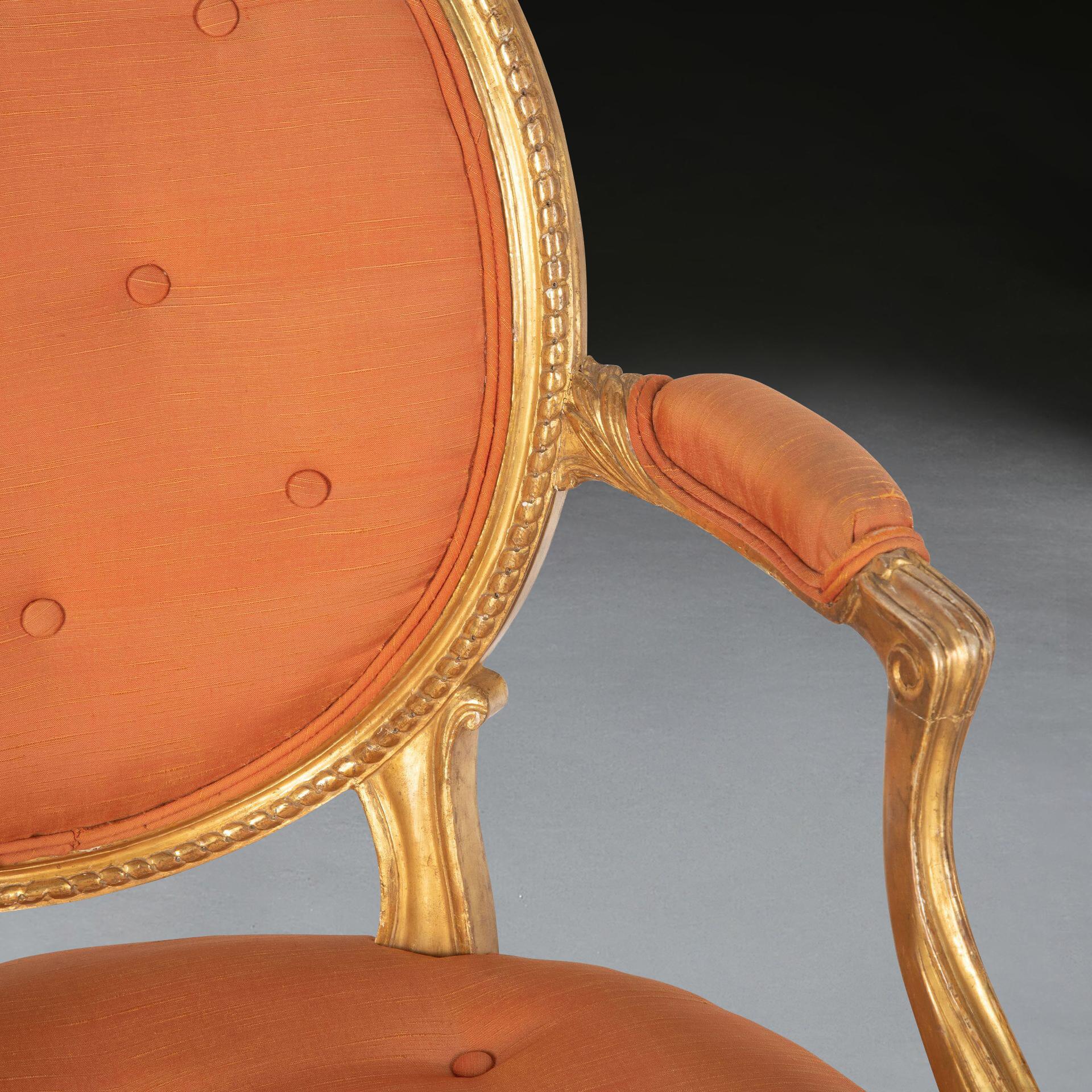 Tissu d'ameublement Paire de fauteuils ouverts Geo III en bois doré en vente