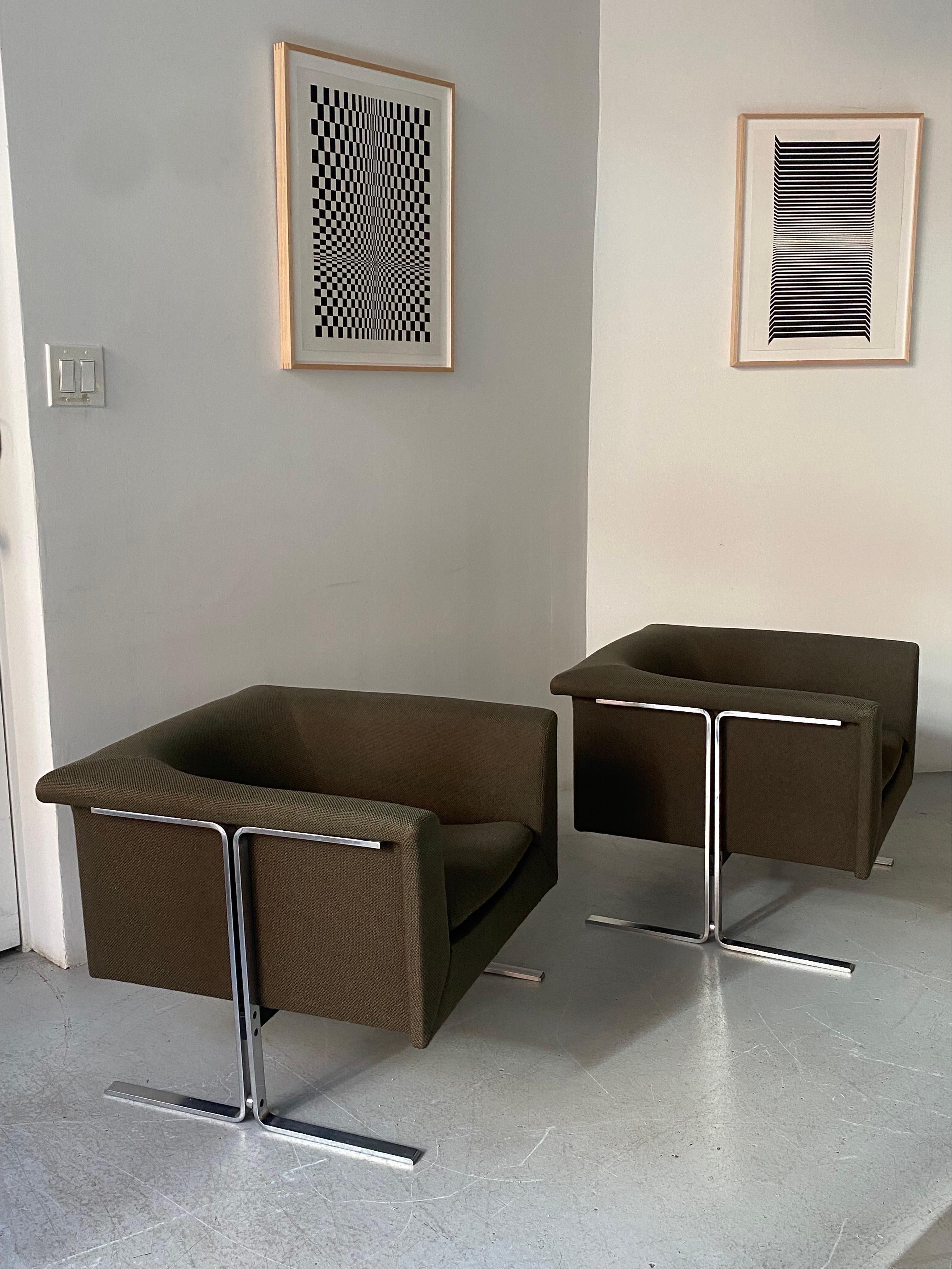 Tolles Paar Sessel von Geoffrey Harcourt für Artifort, Modell 042.
Die olivgrüne Originalpolsterung ist in ausgezeichnetem Zustand, ebenso wie die Stahlrahmen. Beide sind unten gelabelt.
Großartige Linien und Komfort.
Wenn Sie die Stühle in der