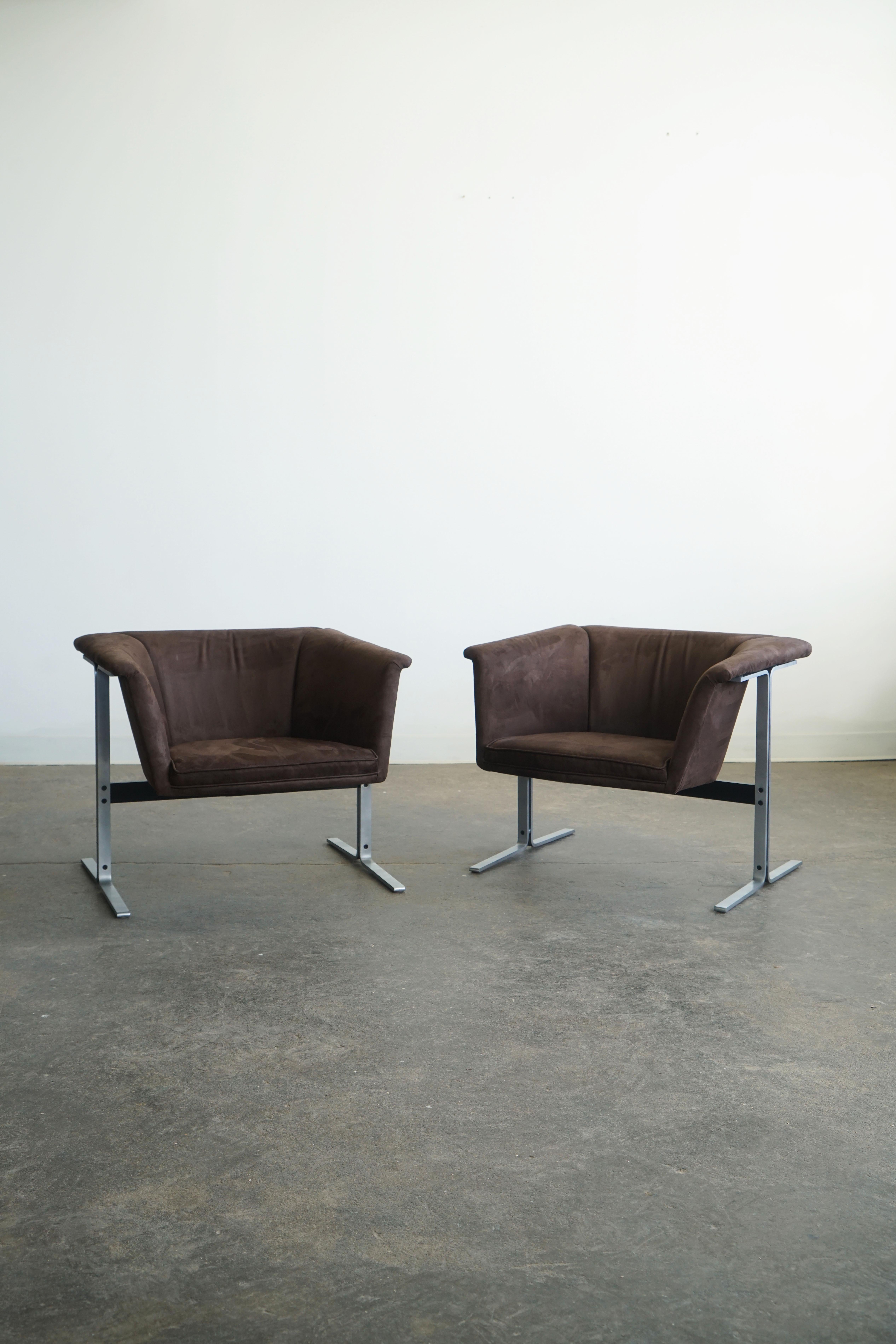 A pair of Geoffrey Harcourt lounges chairs model 042 for Artifort.
United Kingdom / The Netherlands, circa 1965
Chrome-plated steel, enameled steel, microfiber upholstery

These very cool space age style chairs were featured in Stanley Kubrik's film