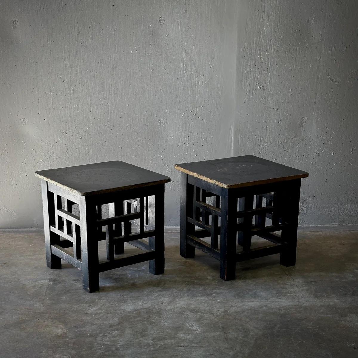 Paire de tables d'appoint géométriques en bois du 19ème siècle en vente 3