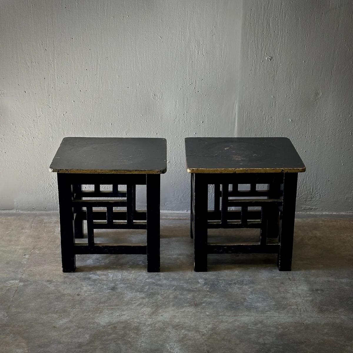 Paire de tables d'appoint géométriques en bois du 19ème siècle en vente 4