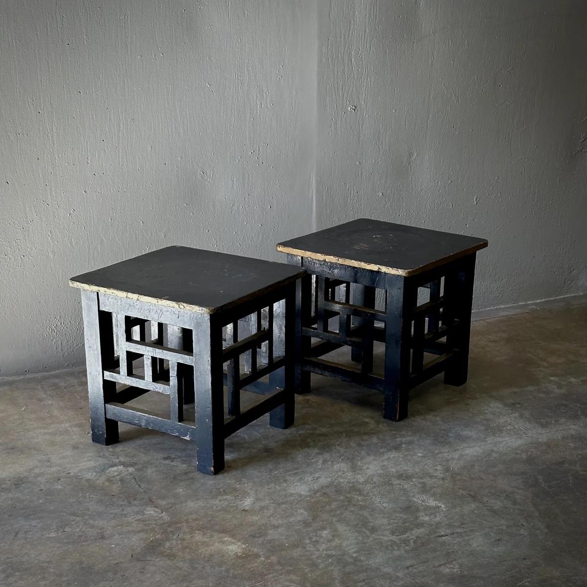 XIXe siècle Paire de tables d'appoint géométriques en bois du 19ème siècle en vente