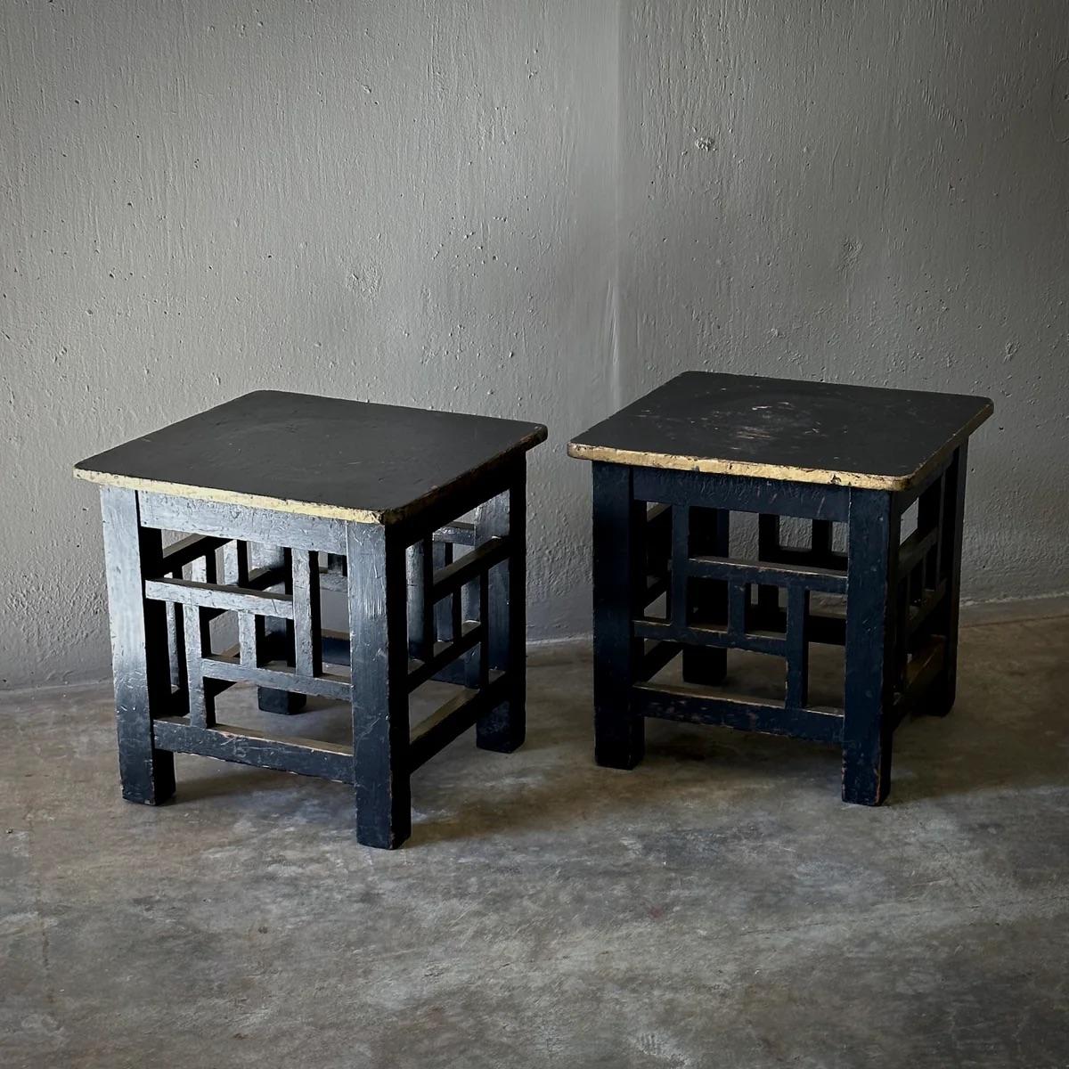 Bois Paire de tables d'appoint géométriques en bois du 19ème siècle en vente