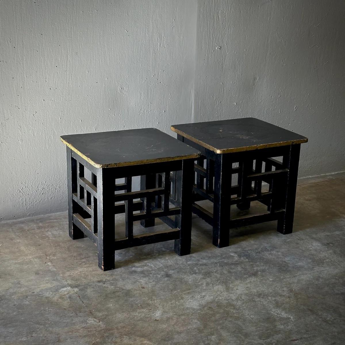 Paire de tables d'appoint géométriques en bois du 19ème siècle en vente 1
