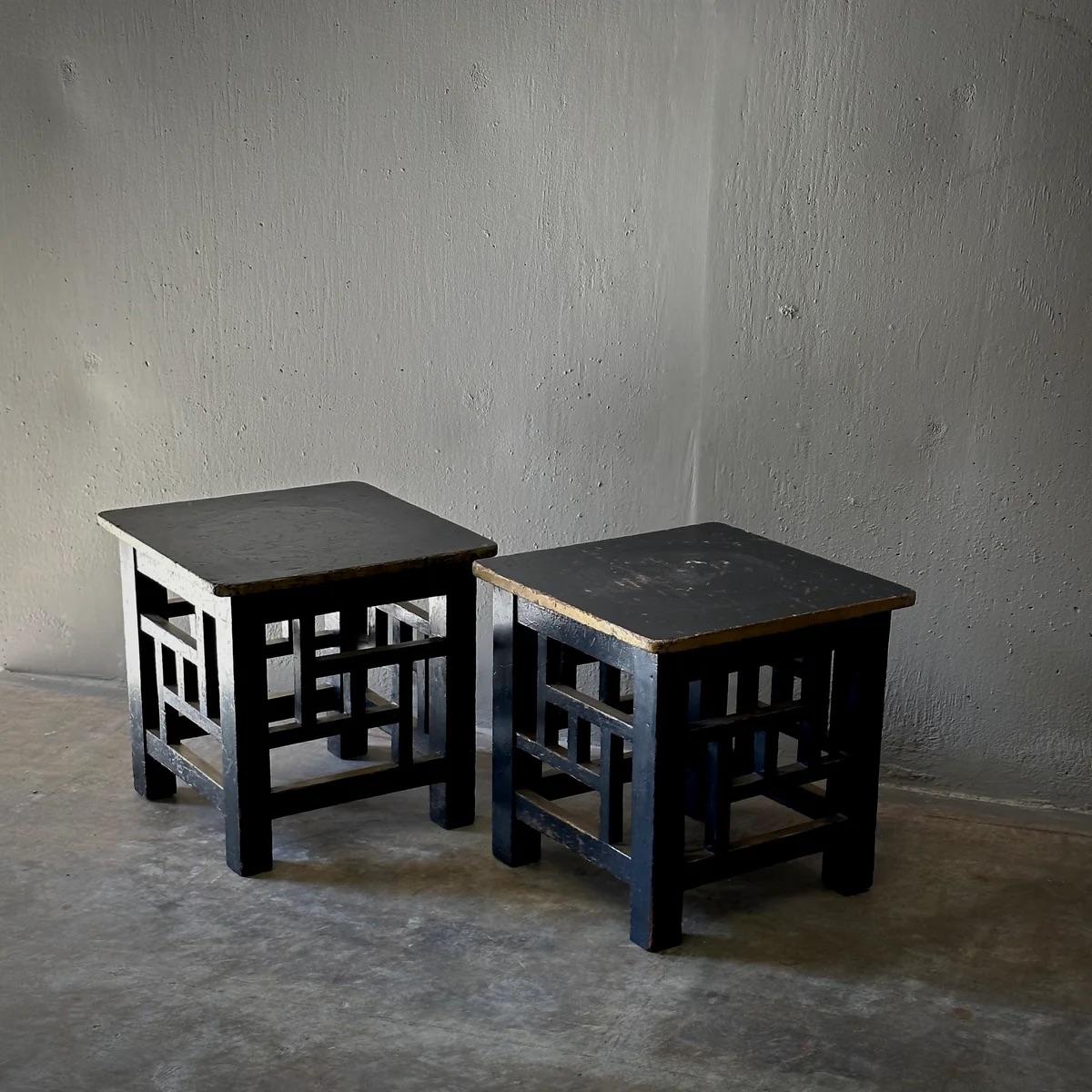 Paire de tables d'appoint géométriques en bois du 19ème siècle en vente 2