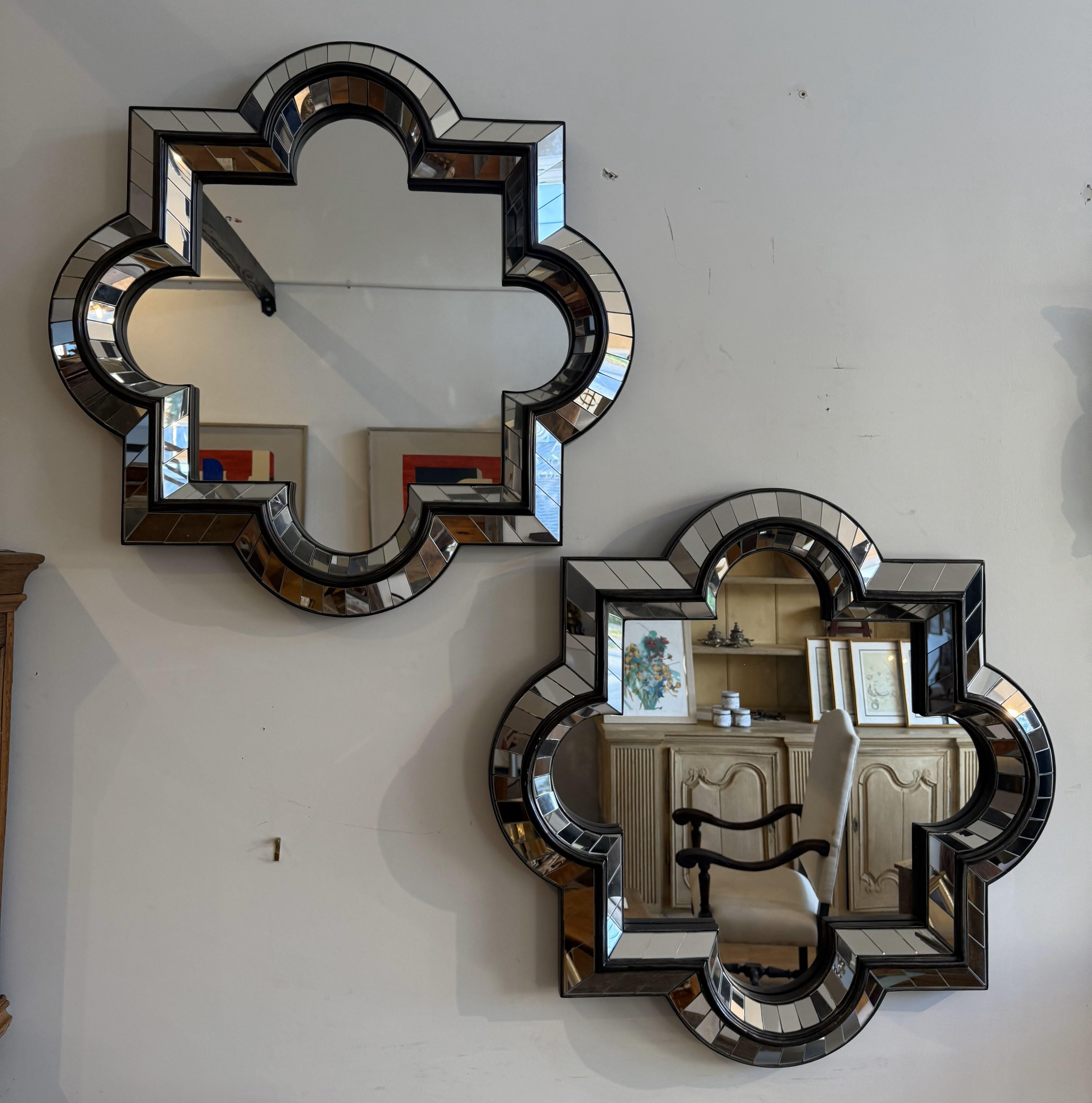 Coppia di specchi geometrici in stile Deco Mirror. Ottime condizioni, proporzioni grandiose, cornice con piastrelle a specchio e modanature in ebano. Realizzato intorno al 1940.

Questa coppia di specchi in stile Art Deco - realizzati intorno al