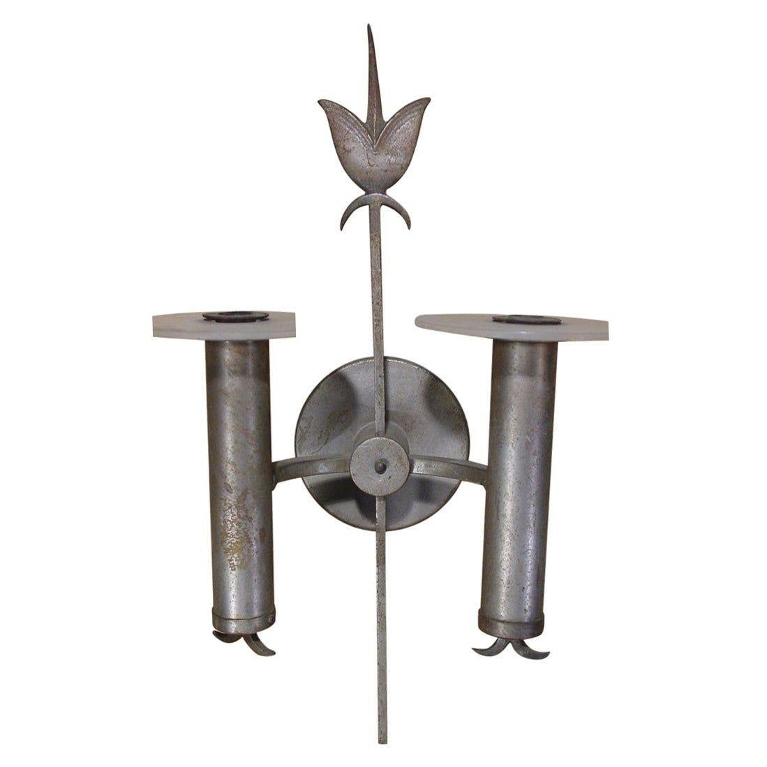Questa coppia di applique geometriche in bronzo argentato Art Déco presenta un anello in acrilico con due bracci. Ogni braccio presenta dettagli che riprendono la freccia centrale decorativa dell'applique.

Dimensioni: 16