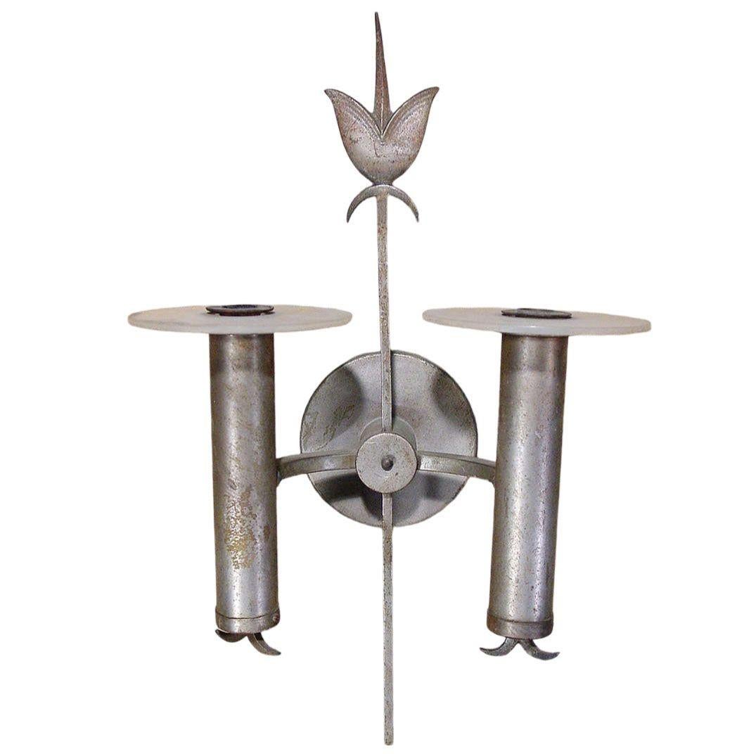 This pair of geometric Art Deco, silver-plated bronze wall sconces features an acrylic ring with two arms. Each arm includes details echoing the sconce's decorative center arrow.

Dimensions: 16