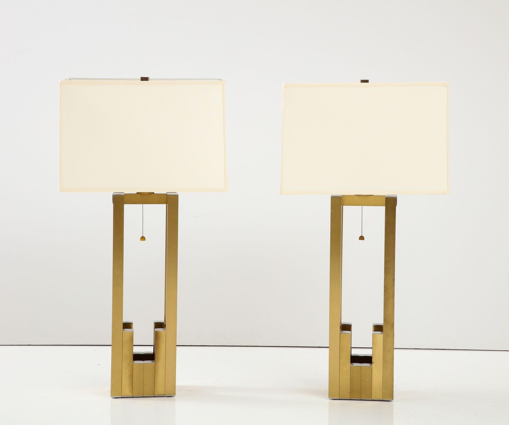 Mid-Century Modern Paire de lampes de bureau géométriques en laiton et chrome de Willy Rizzo pour Lumica