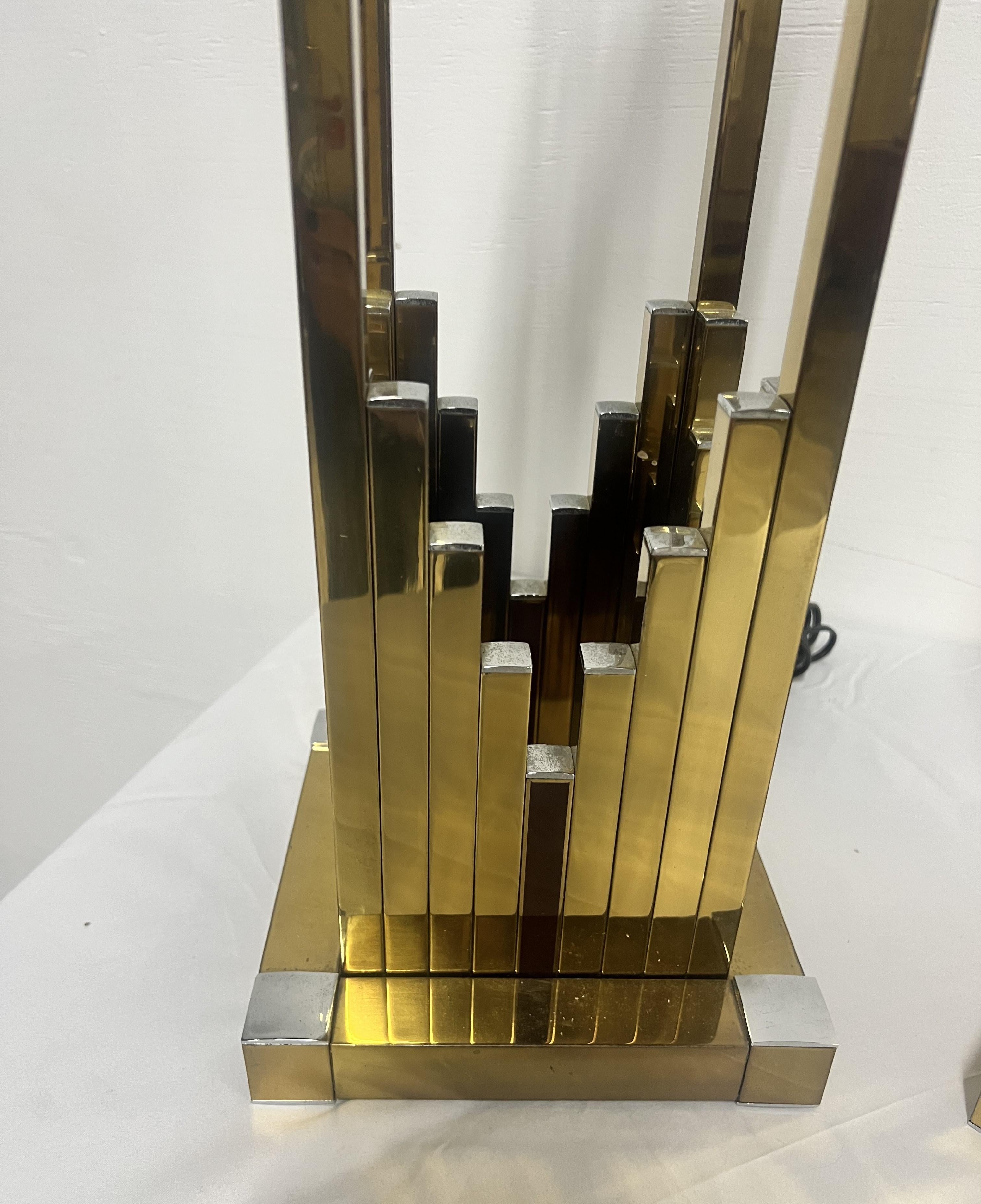 Pareja de lámparas de mesa geométricas de latón y cromo de Willy Rizzo para Lumica en Bueno estado para la venta en Red Lion, PA